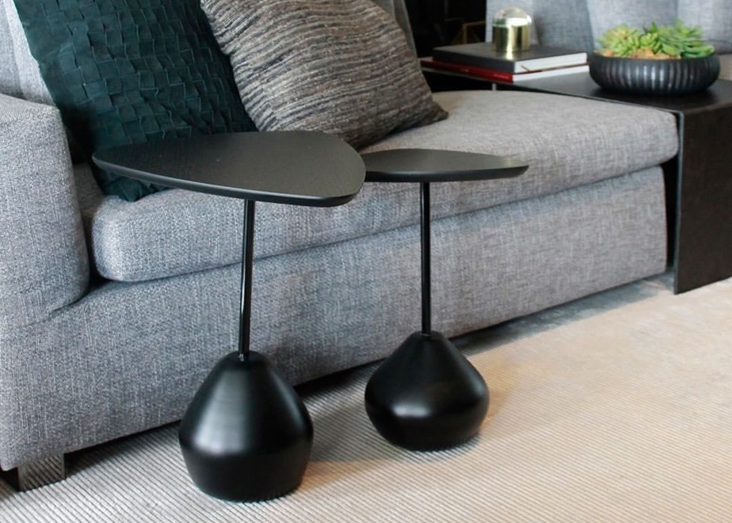 Mesa lateral orgânica modelo Miriam com tampo em carvalho preto. Design sofisticado e contemporâneo para complementar diversos ambientes.