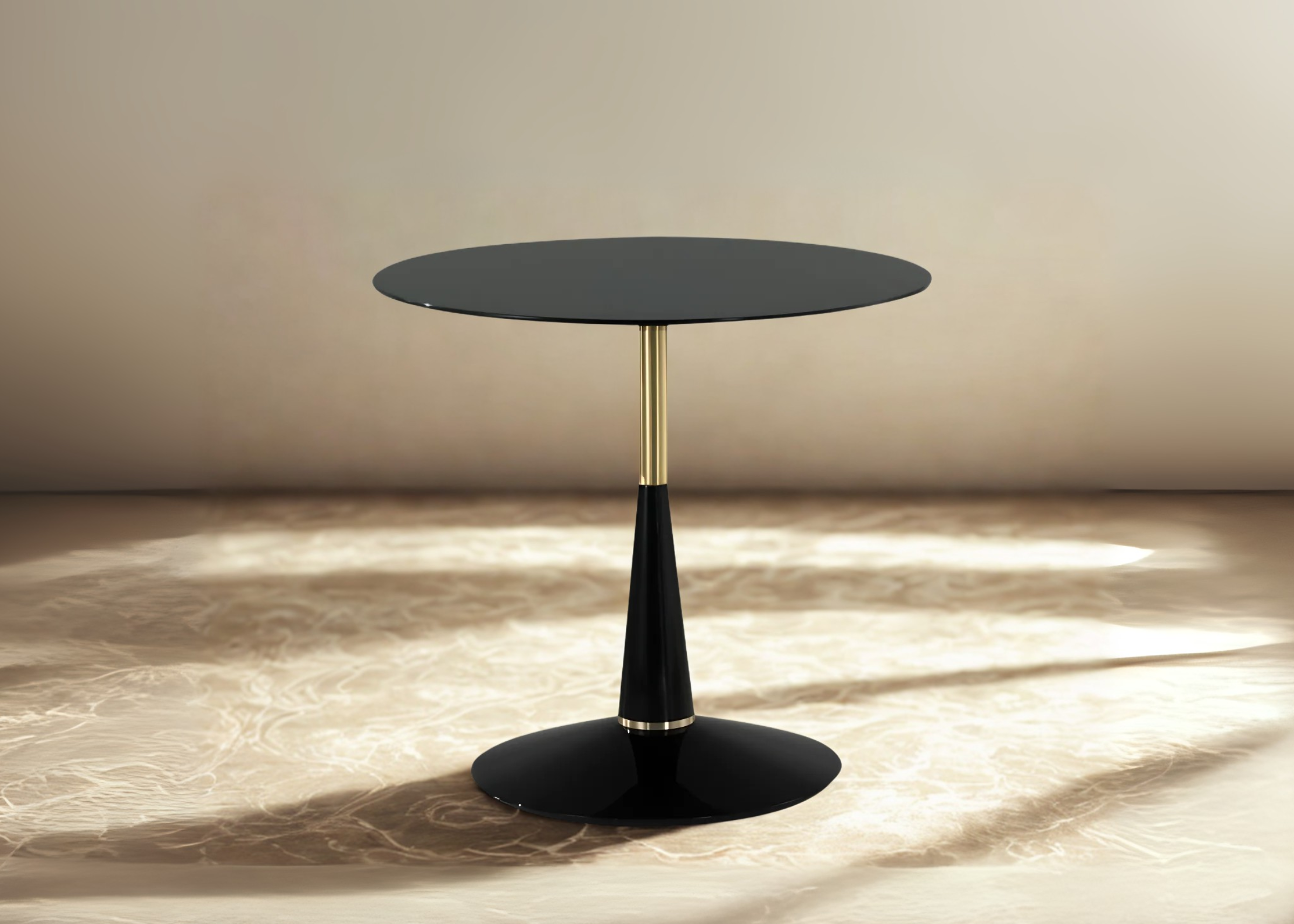 Mesa lateral redonda modelo Tonda na cor preta com haste dourada. Peça contemporânea e refinada, ideal para ambientes elegantes.