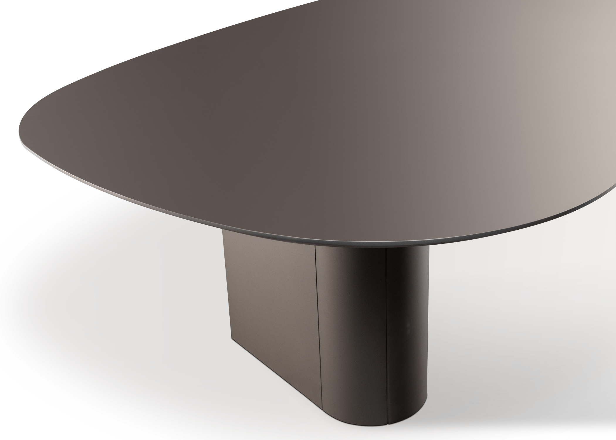 Vista da Mesa Artemis com estrutura em madeira, destacando o design contemporâneo.