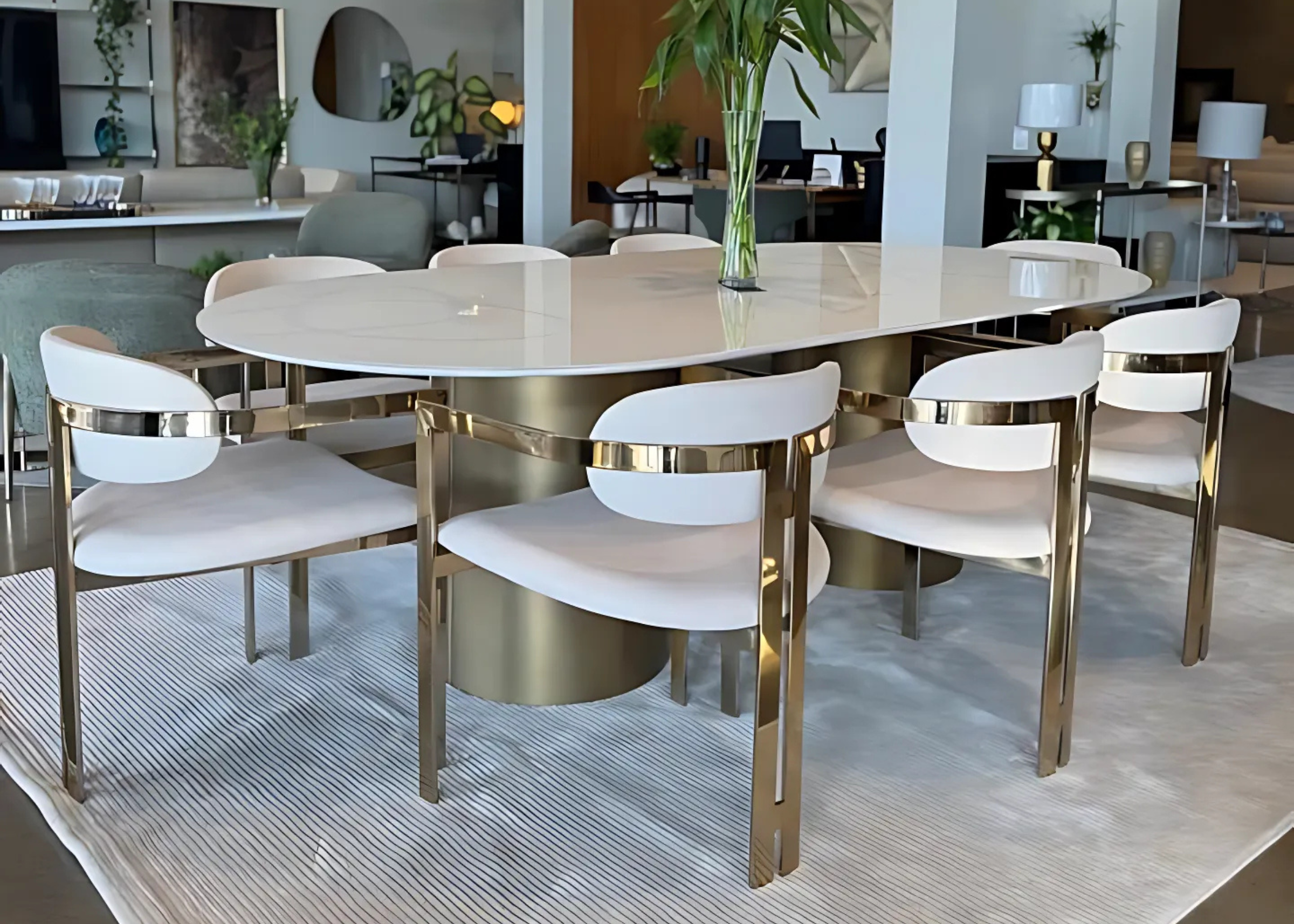 Mesa de sala de jantar com base em aço inox e design luxuoso, ambientada com elegância para compor espaços sofisticados.
