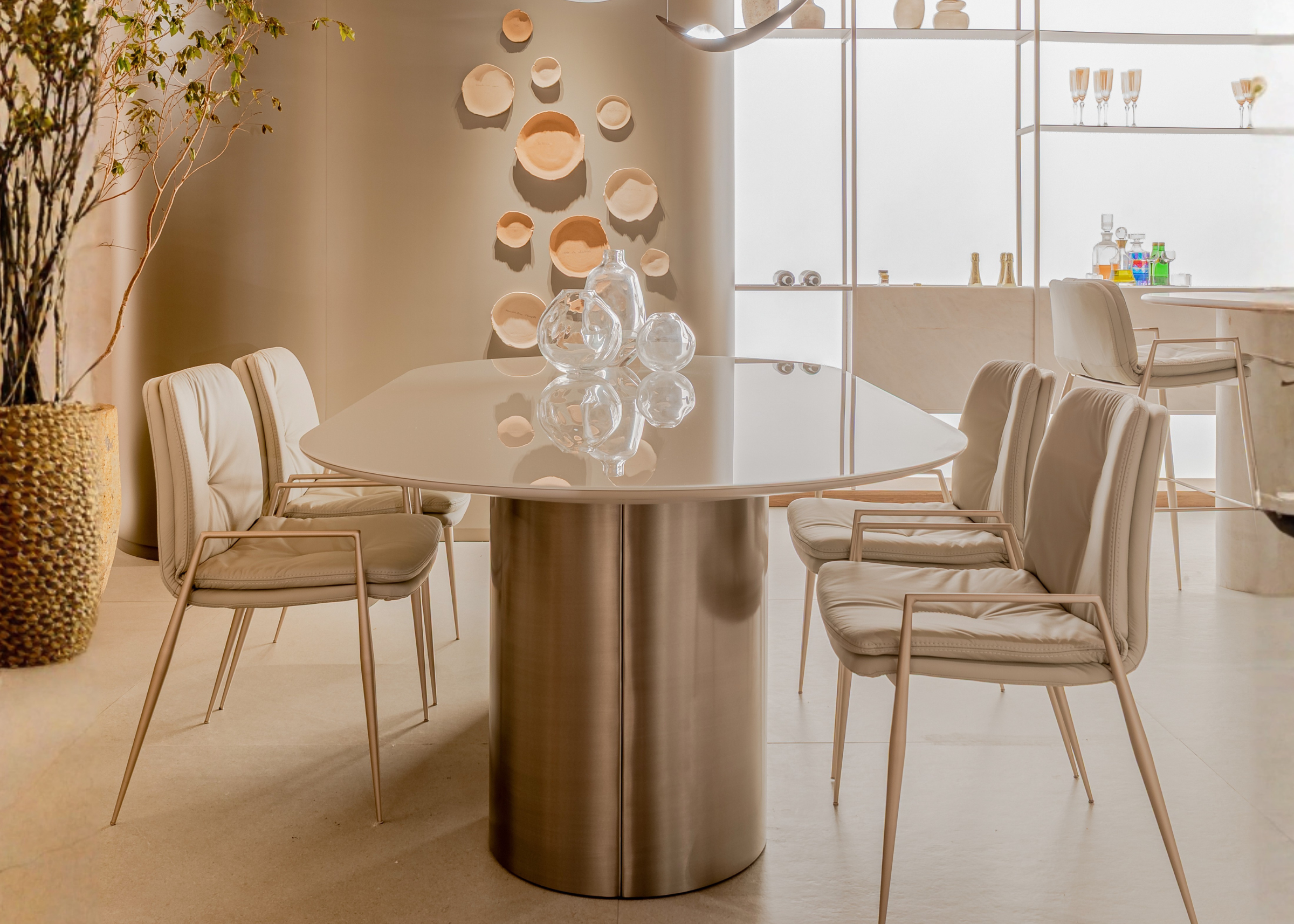 Mesa Eleganza de sala de jantar com base prata e tampo em vidro branco, ideal para criar um ambiente luxuoso e sofisticado.