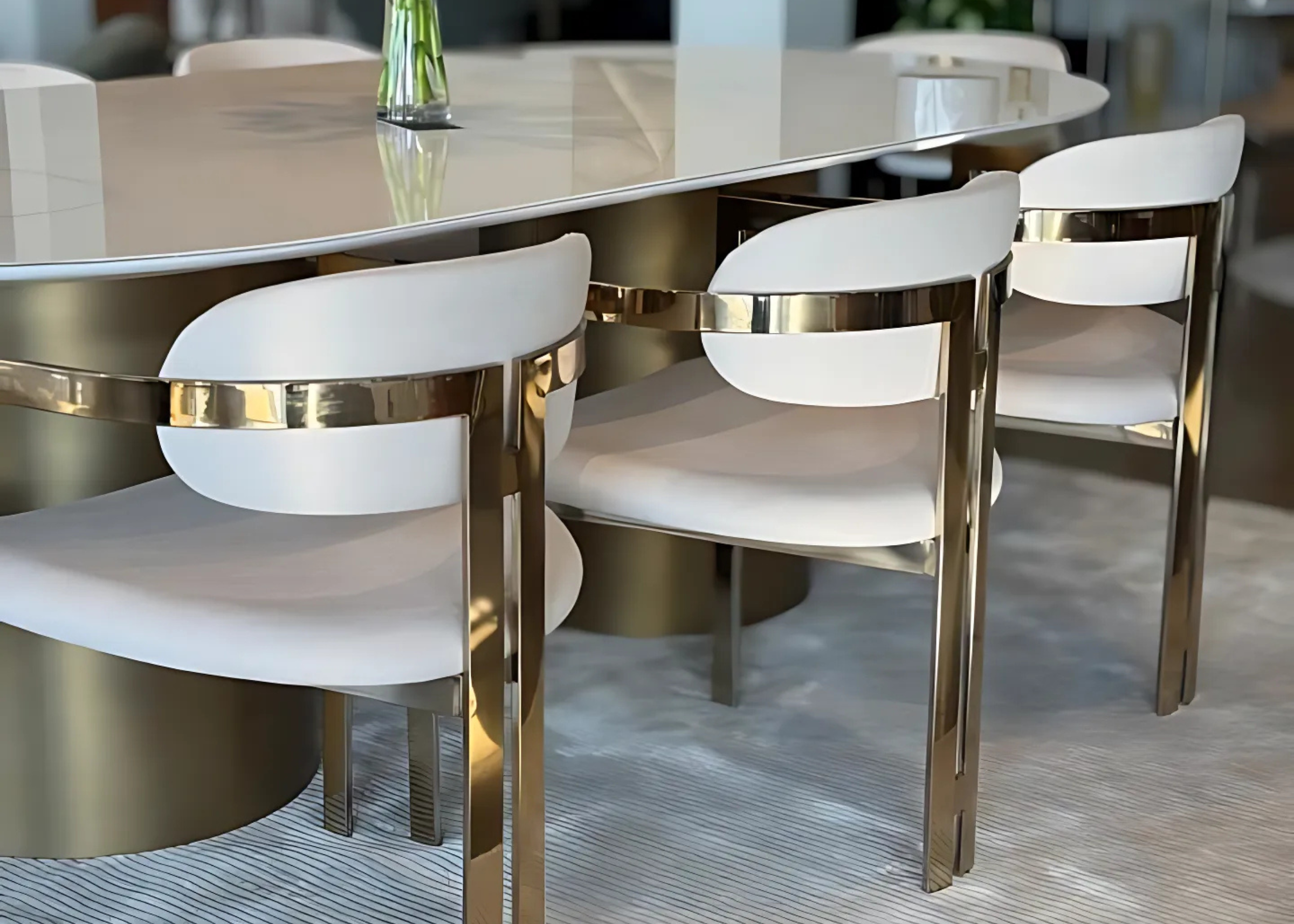 Mesa Eleganza para sala de jantar com tampo em vidro branco e base dourada em aço inox, perfeita para compor um ambiente moderno e sofisticado.