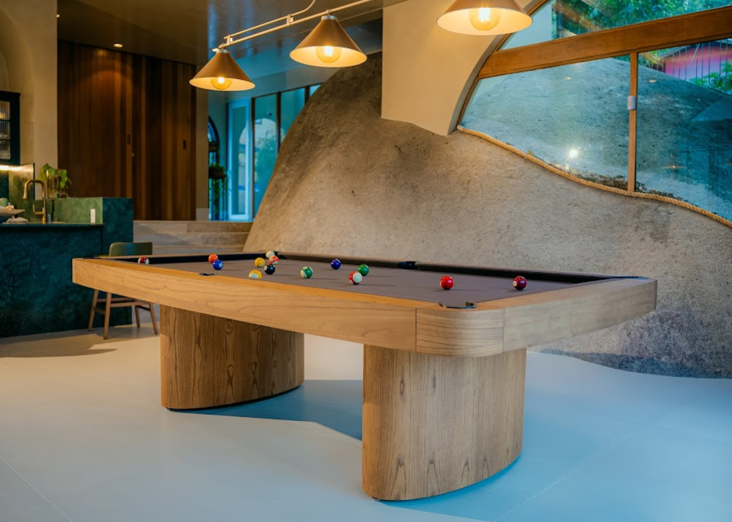 Mesa de sinuca jantar modelo Dual com tecido lã cinza e estrutura em madeira laminada freijó, apresentando design sofisticado e funcional para ambientes modernos.