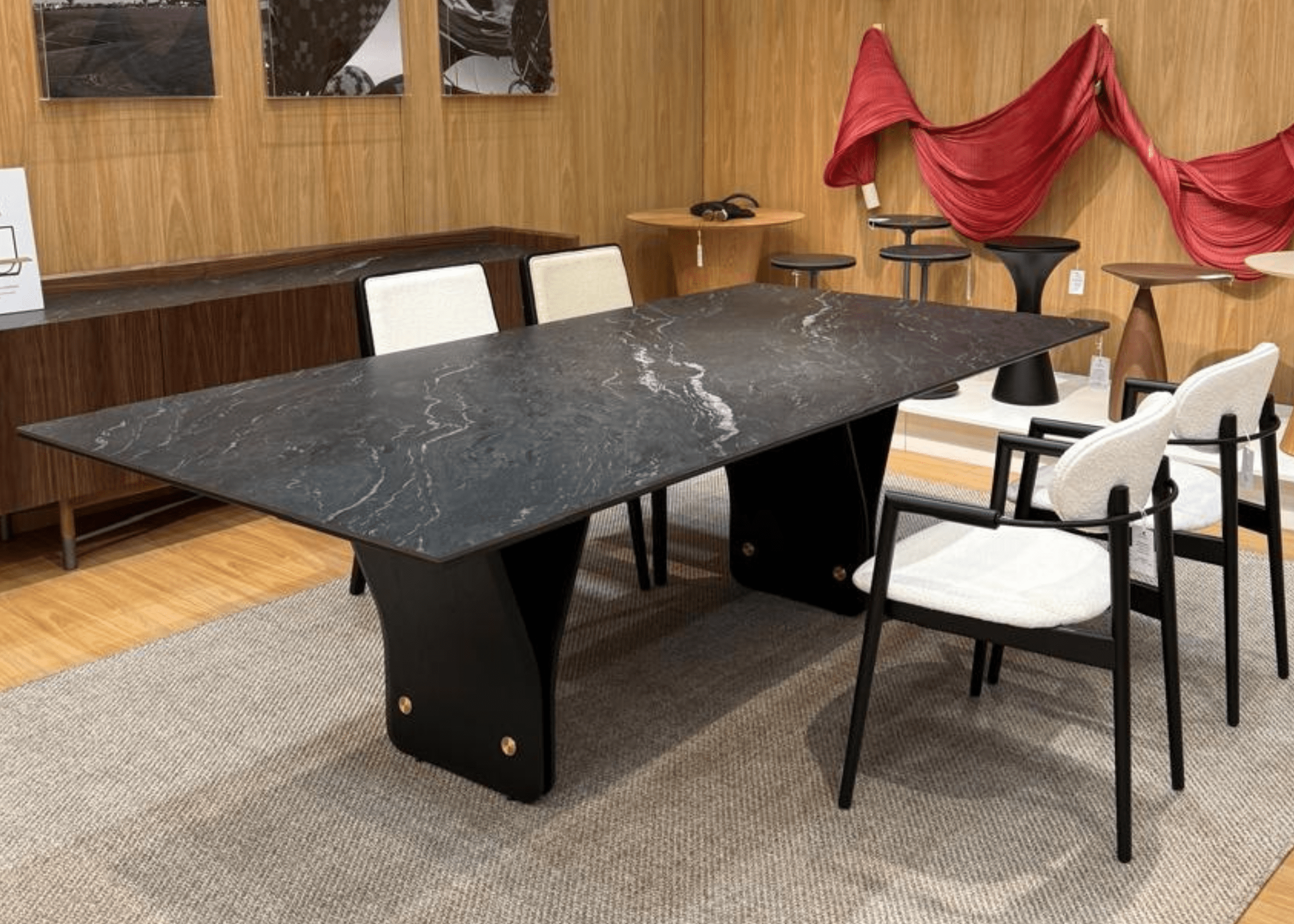 Mesa Still em pedra sinterizada compondo sala de jantar moderna e elegante com decoração contemporânea.