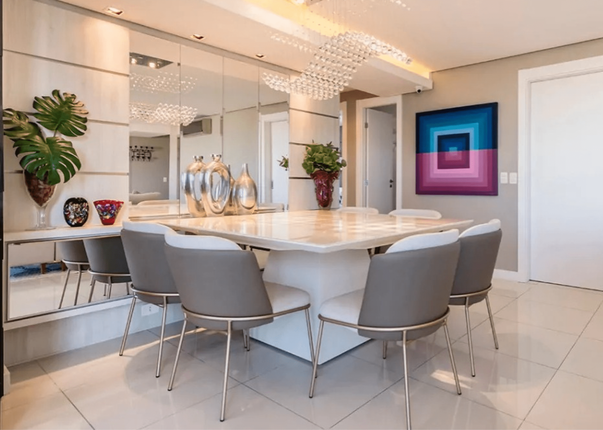 Mesa de jantar Quadrada Primme em um ambiente luxuoso, sua base em MDF laqueado destaca-se, criando uma estética contemporânea e acolhedora.