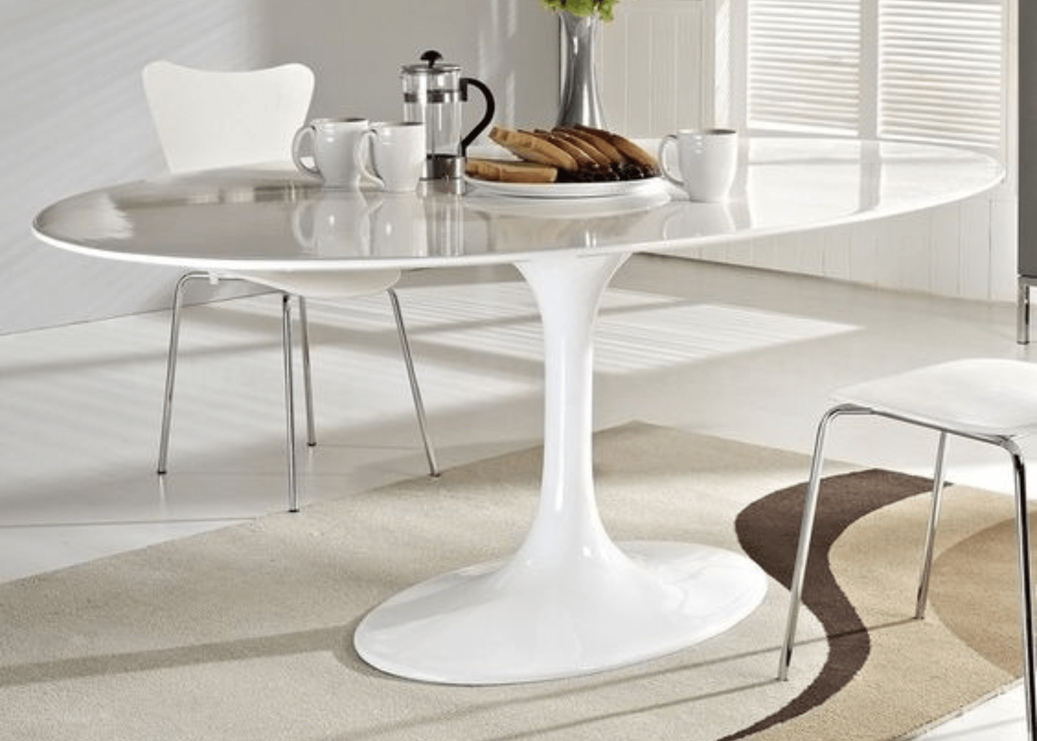 Mesa de jantar Saarinen Oval vista de cima, destacando seu tampo em MDF laqueado com vidro pintado de 4 mm.