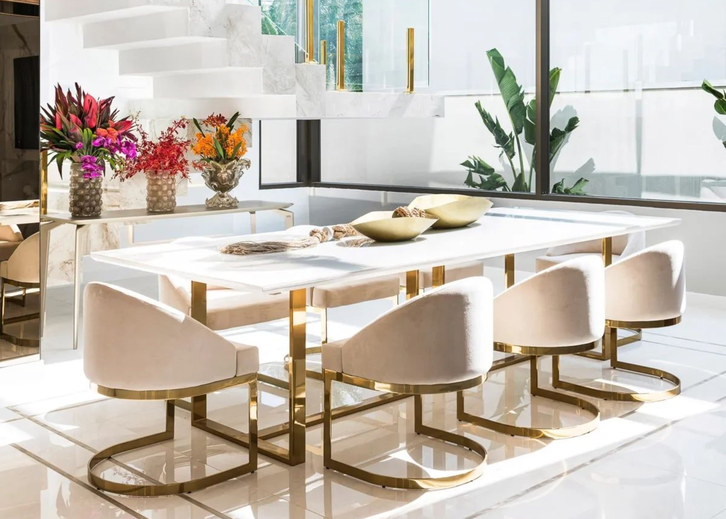 Mesa e 8 poltronas de alto padrão em aço inox dourado gold, ideal para decorações modernas e sofisticadas - Moveca Decor