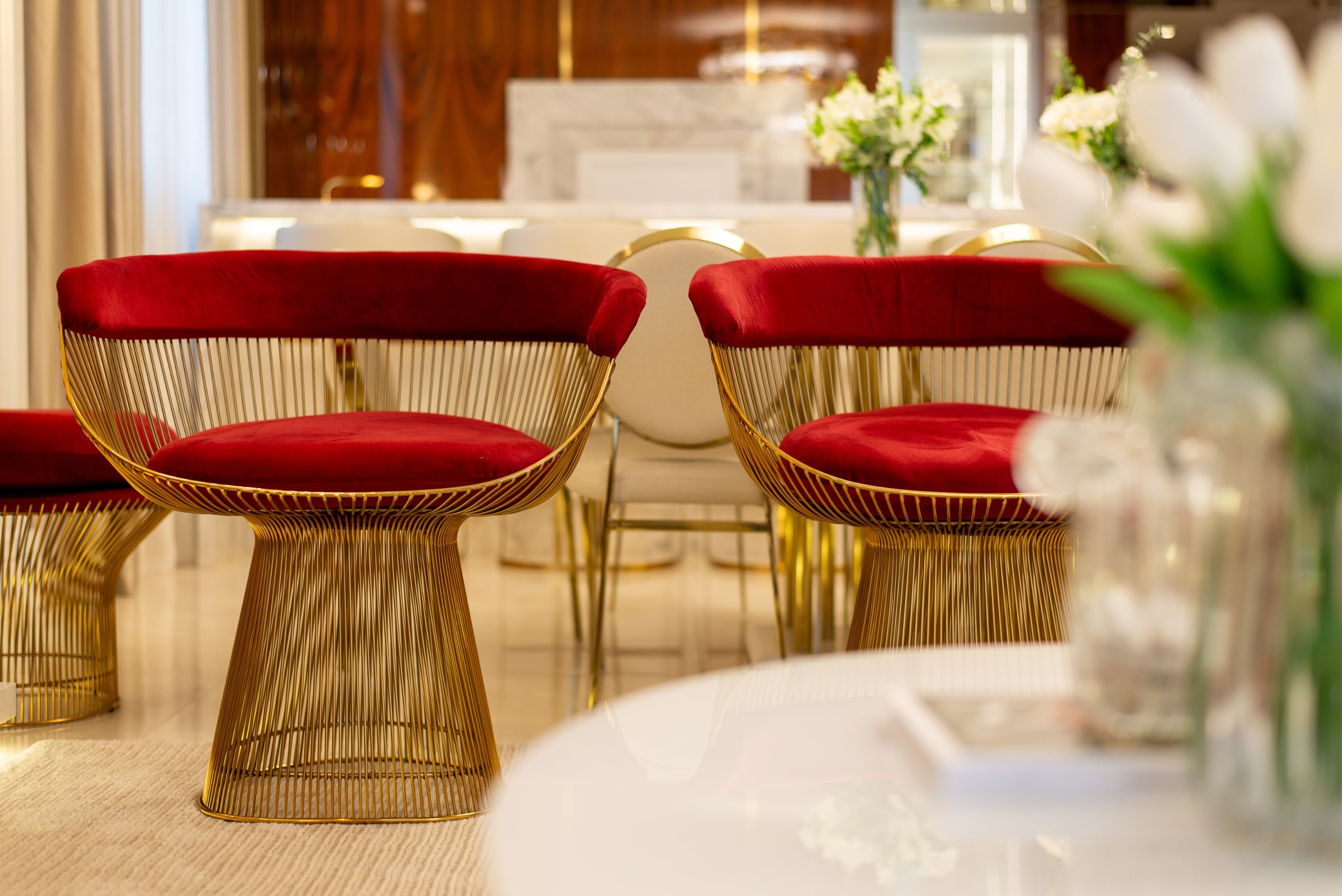 Móveis de alto padrão com acabamentos premium, em veludo e aço inox dourado gold, para uma decoração moderna e luxuosa - Moveca Decor