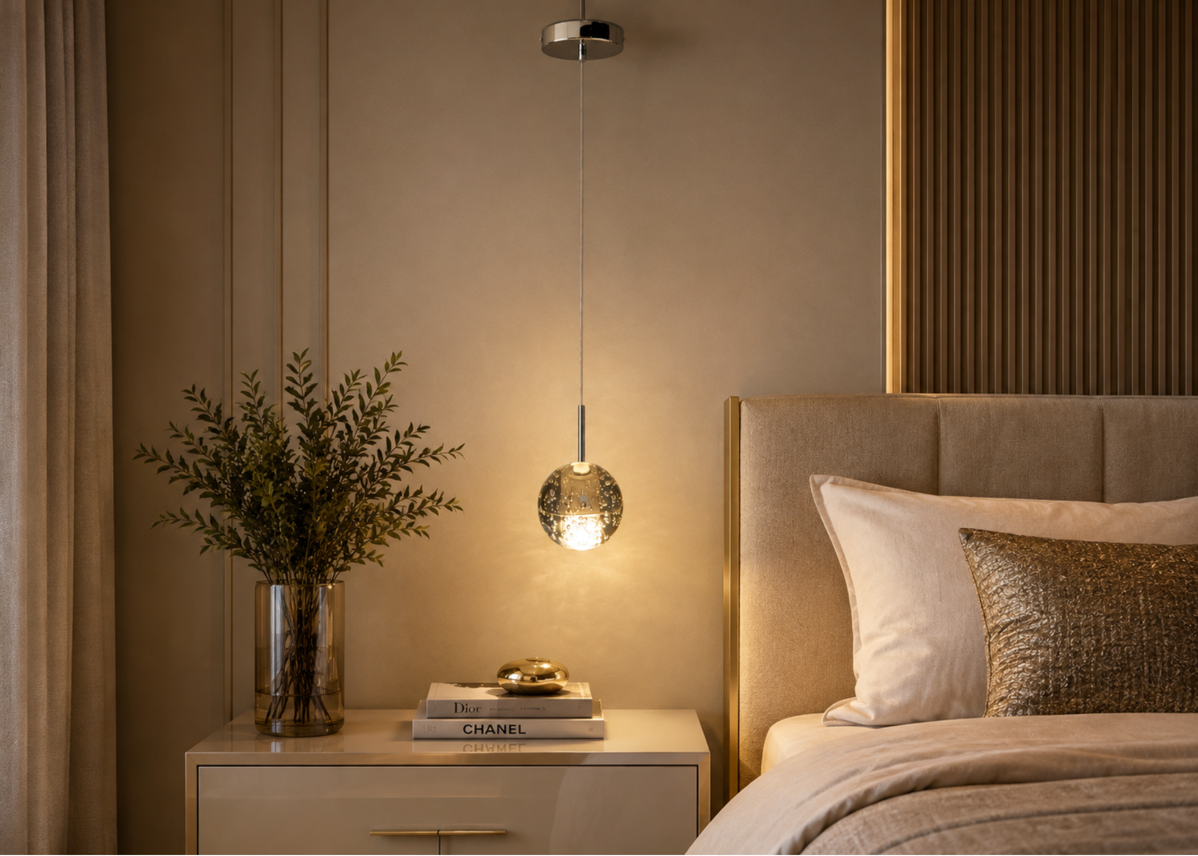 Pendente modelo 1028 com estrutura em metal cromado e globo em cristal, ideal para compor ambientes contemporâneos e refinados.