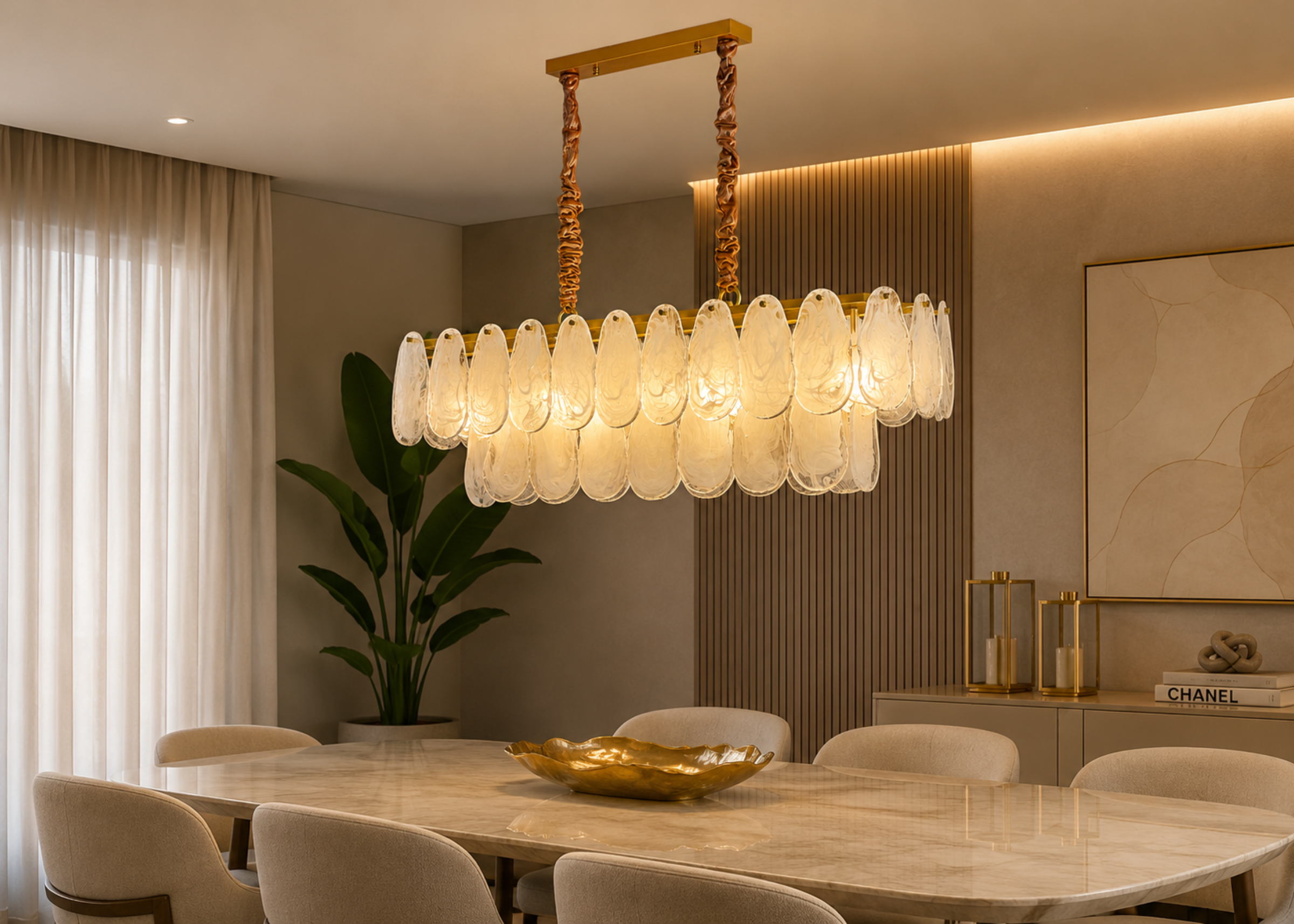 Pendente 5129 com design moderno, estrutura em metal dourado e vidro, proporcionando iluminação elegante para diversos ambientes.