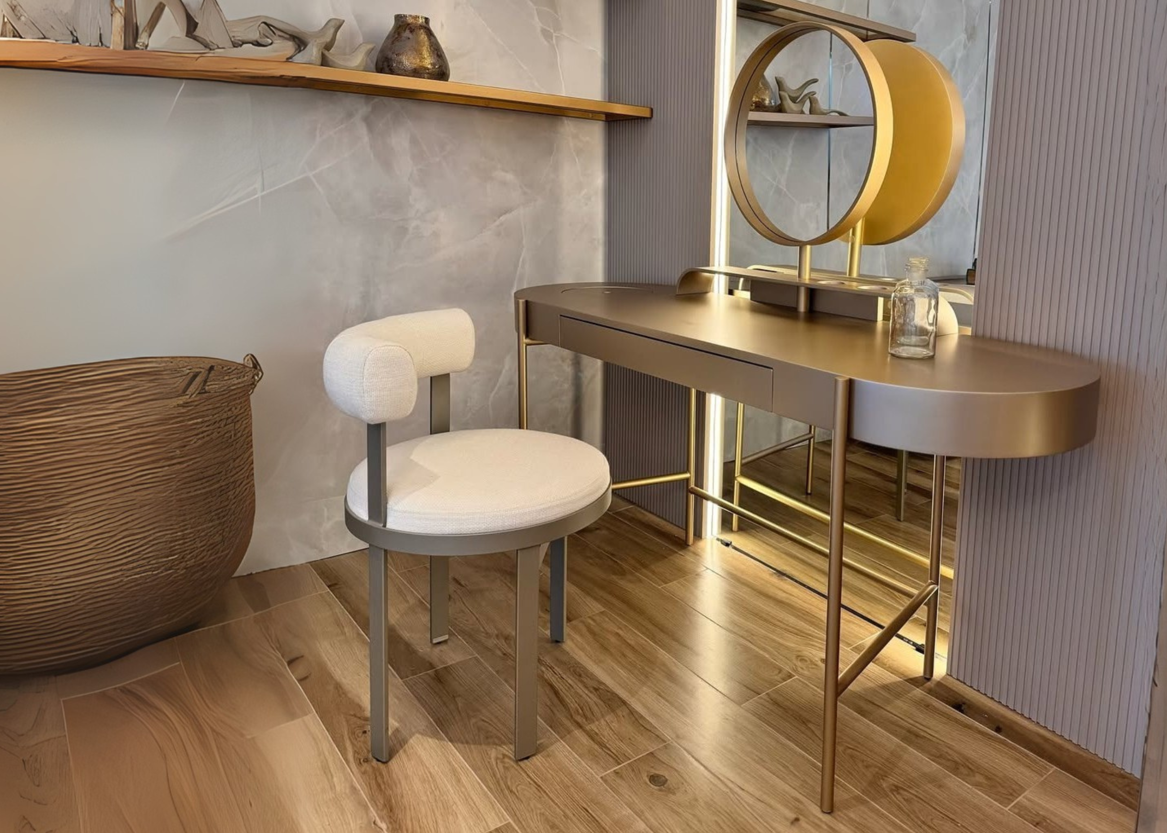 Penteadeira camarim com espelho redondo, acabamento metalizado gold e base em aço carbono, ideal para quarto moderno e elegante