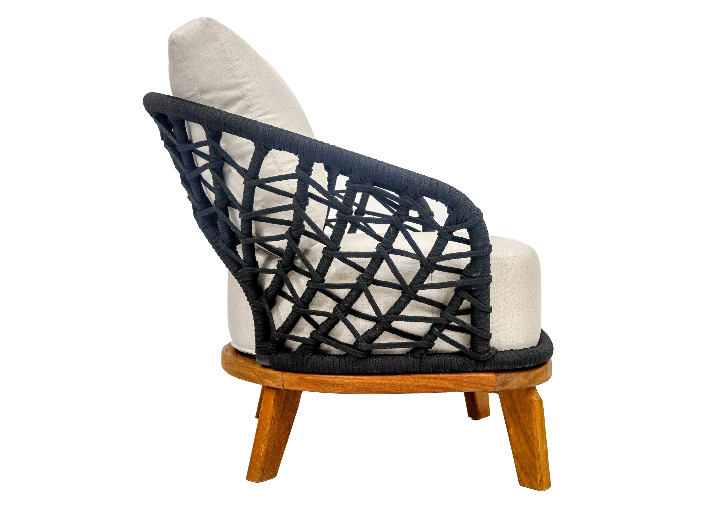 Poltrona para área externa em corda náutica com base em madeira cumaru modelo Ventania. Móvel para uso externo.