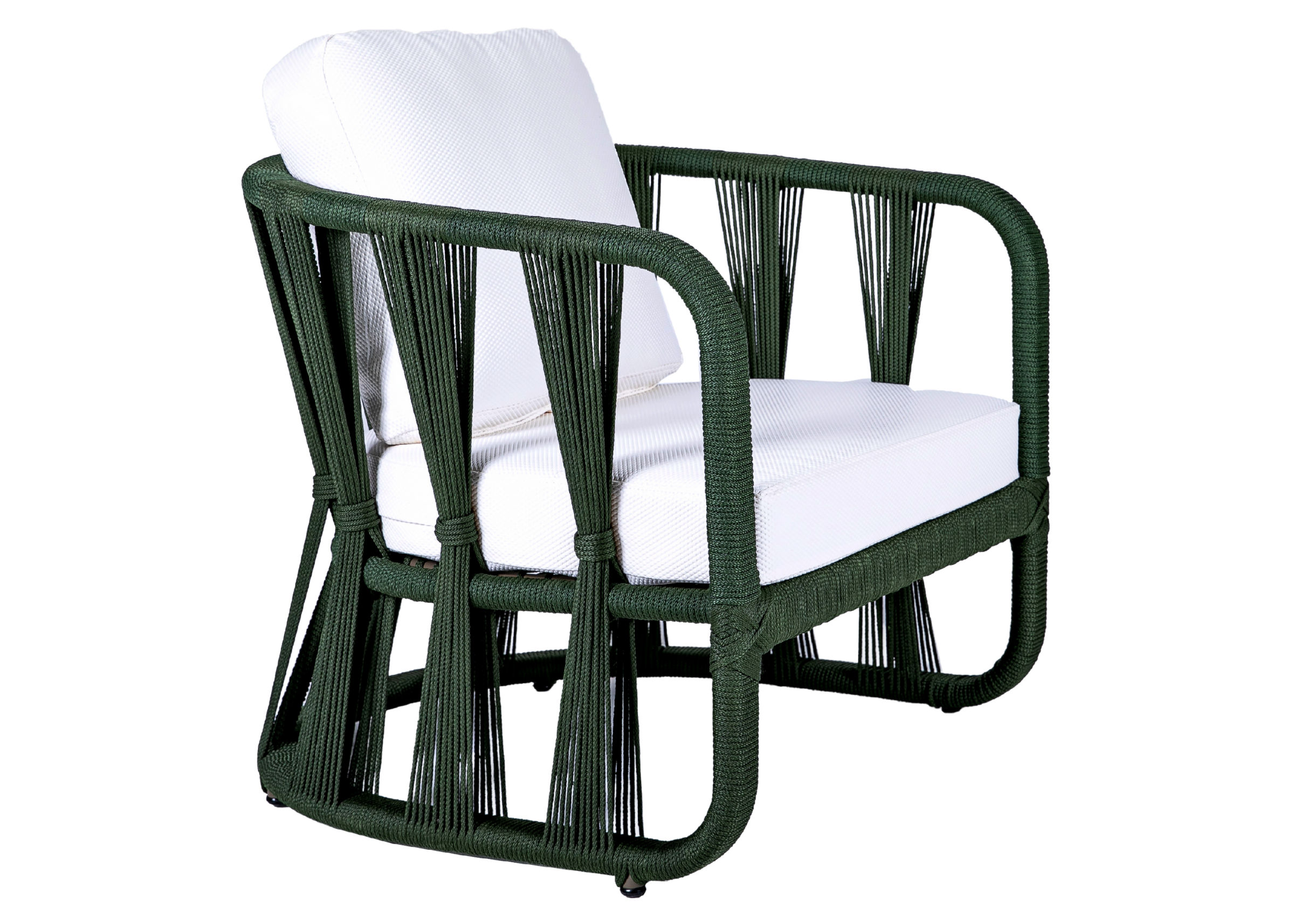Poltrona para área externa modelo Emília com corda náutica e revestimento impermeável. Móvel para uso externo.