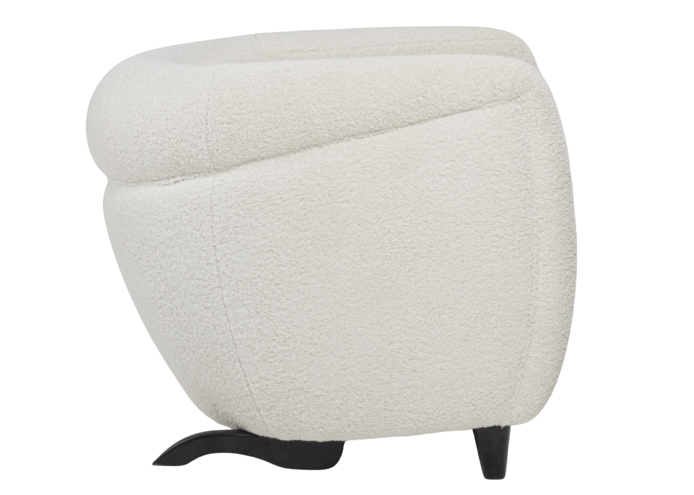 Poltrona Argos em bouclé macio com base em madeira escura, compondo sala de estar aconchegante.