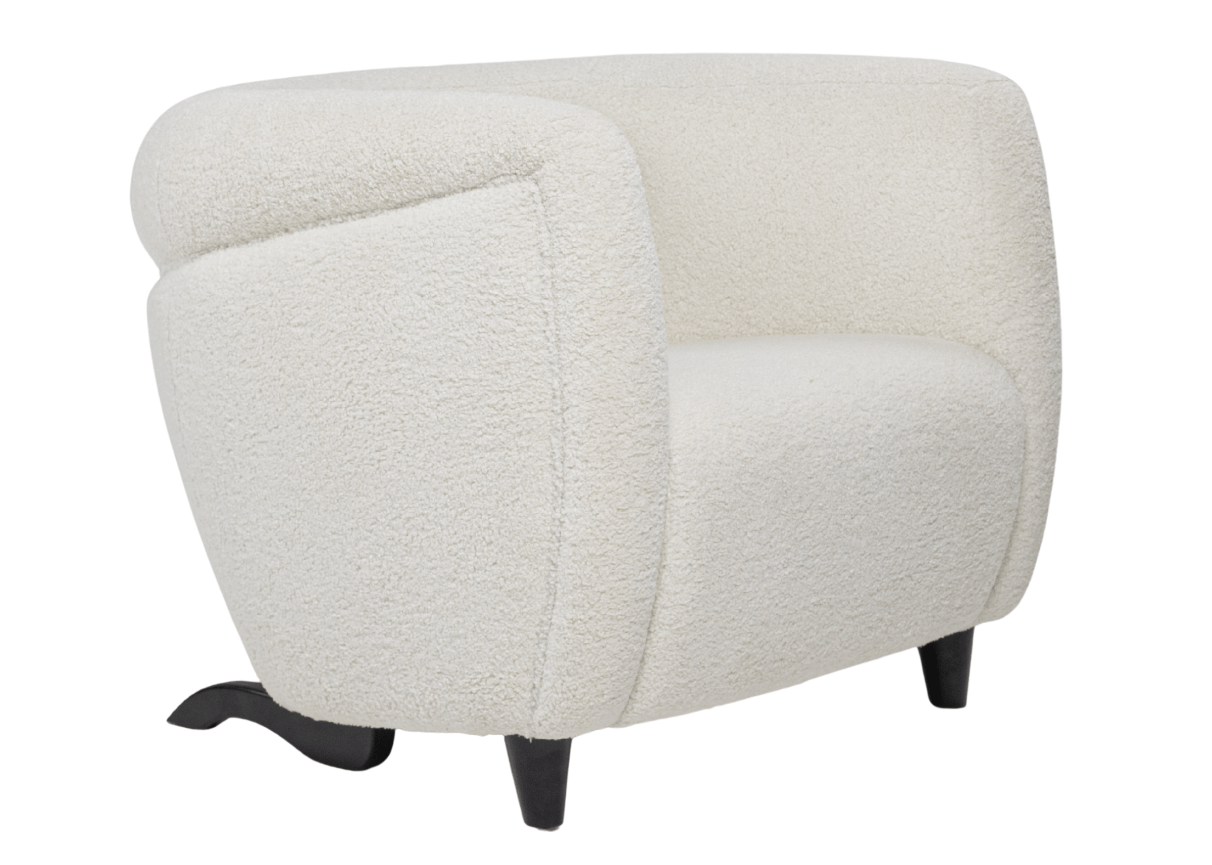 Poltrona Argos em tecido bouclé com base em madeira, posicionada em sala de estar sofisticada.