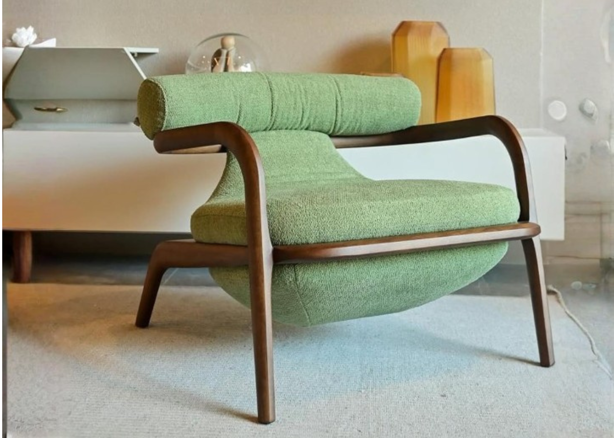 Poltrona Arko com revestimento em boucle verde, oferecendo conforto elegante e design sofisticado para ambientes contemporâneos.
