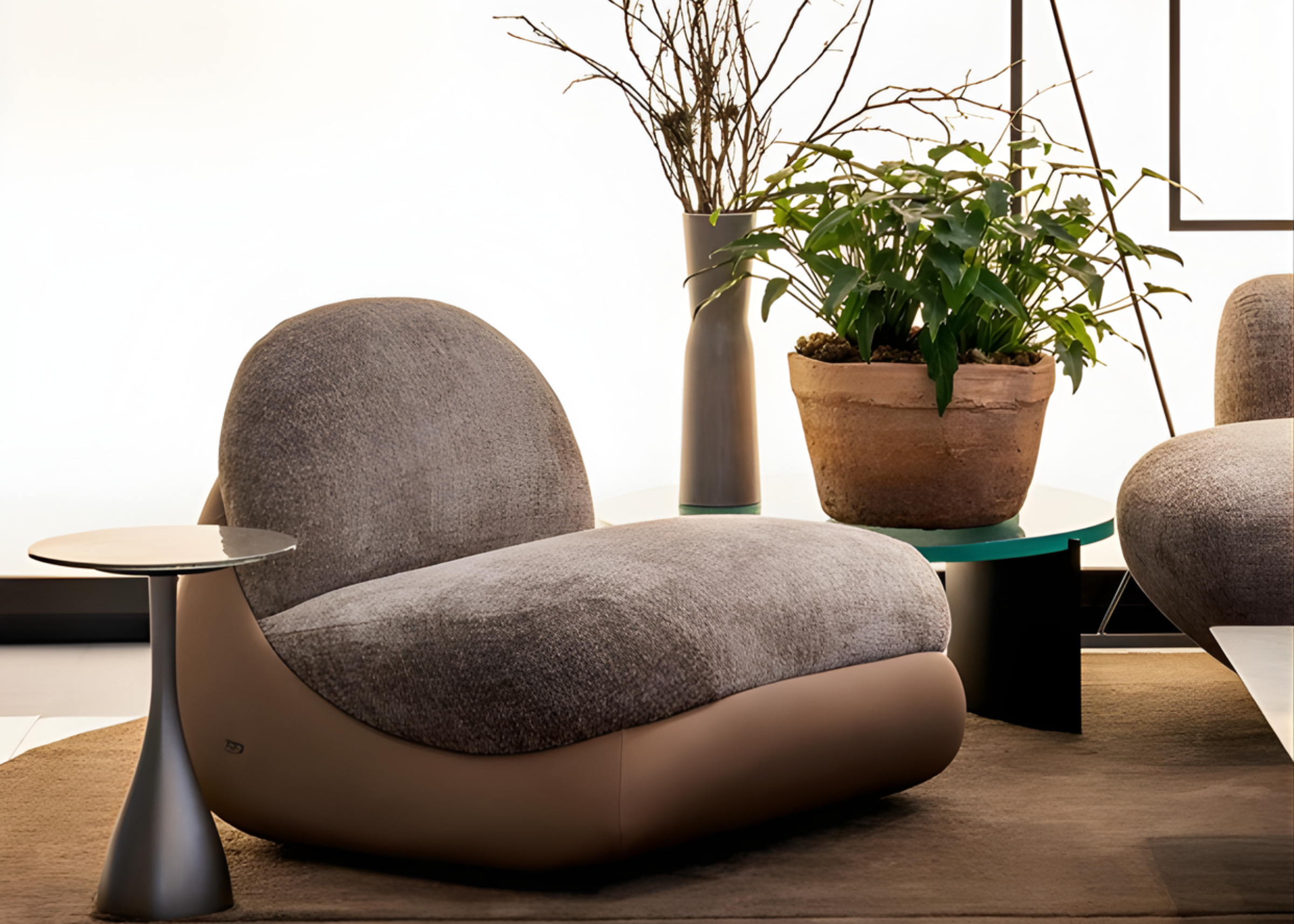 Poltrona Atmosfera belíssima, com base em recouro marrom e assento e encosto em tecido, oferecendo conforto e sofisticação para ambientes elegantes.