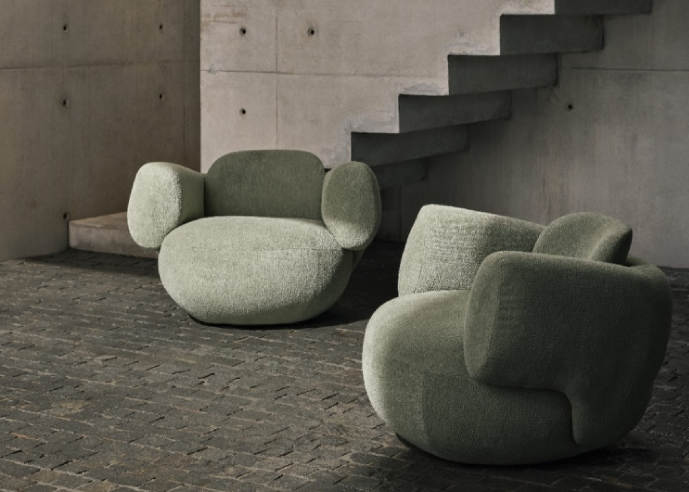 Poltrona Átria com revestimento verde, robusta e elegante, destacando design sofisticado e conforto para ambientes contemporâneos.