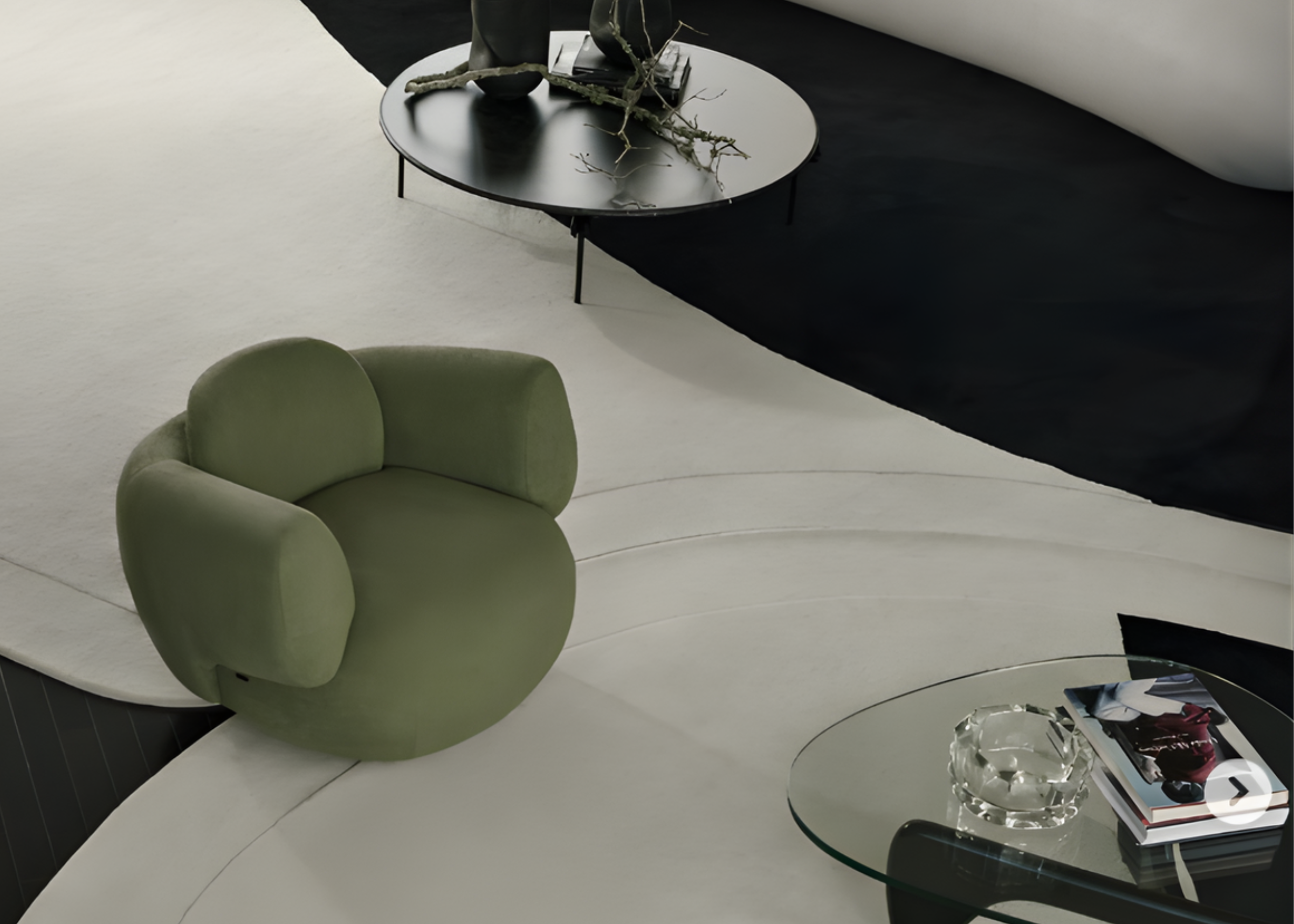 Poltrona Átria em sala de estar, revestida em tecido verde elegante, unindo conforto, sofisticação e design contemporâneo.
