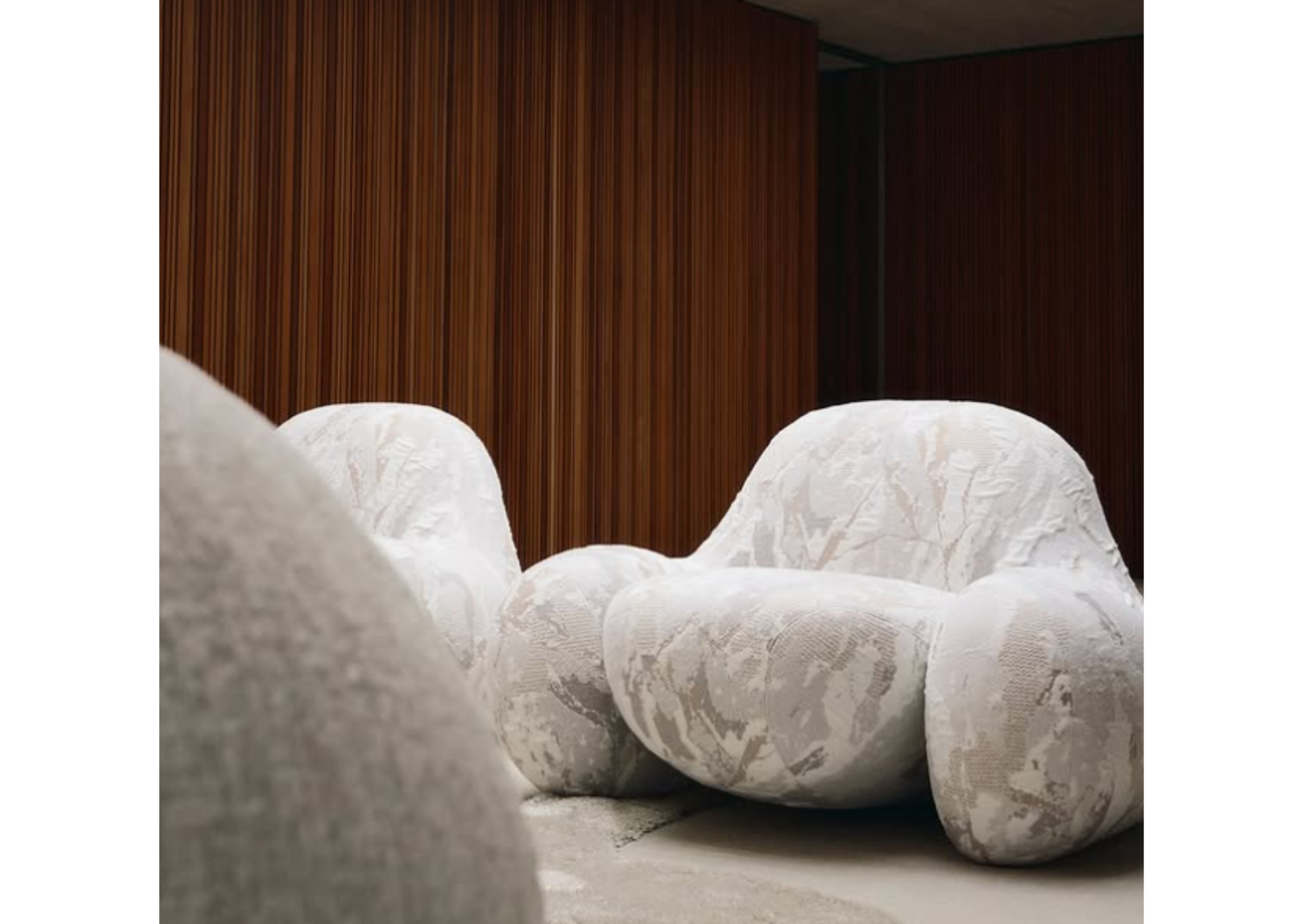 Poltrona Blend chique e leve, revestida em tecido cinza, com design elegante e conforto ideal para salas de estar sofisticadas.