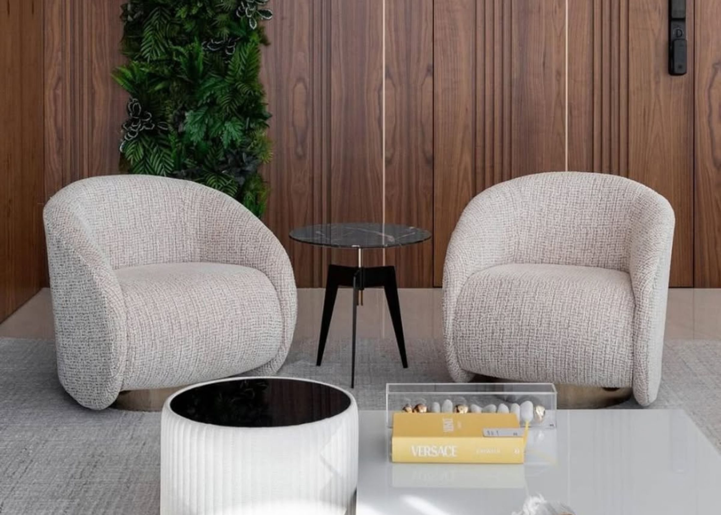 Poltrona Calla em linho rústico cinza com base fixa, design elegante e aconchegante. Perfeita para ambientes modernos e sofisticados.