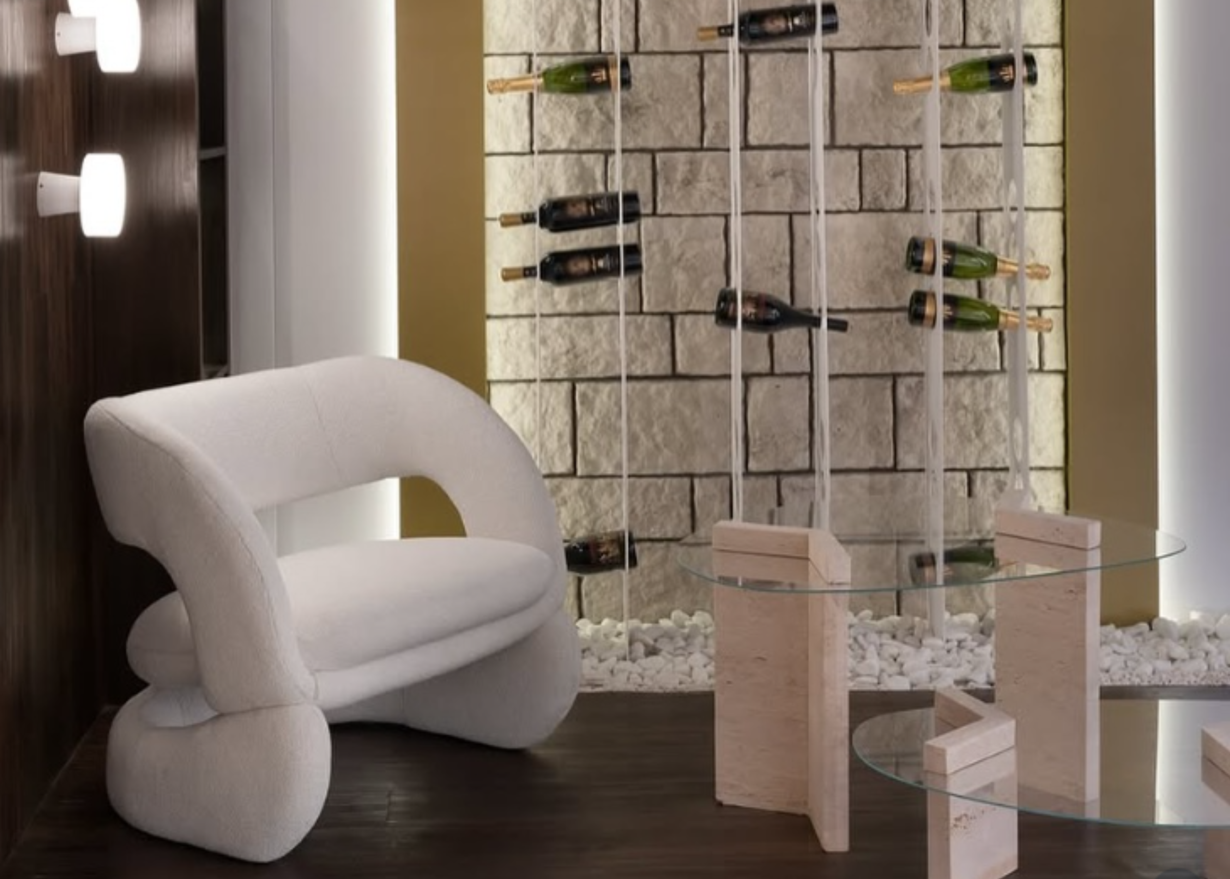 Poltrona Cylos em sala de estar sofisticada, revestida em tecido off white, unindo conforto, elegância e design contemporâneo.