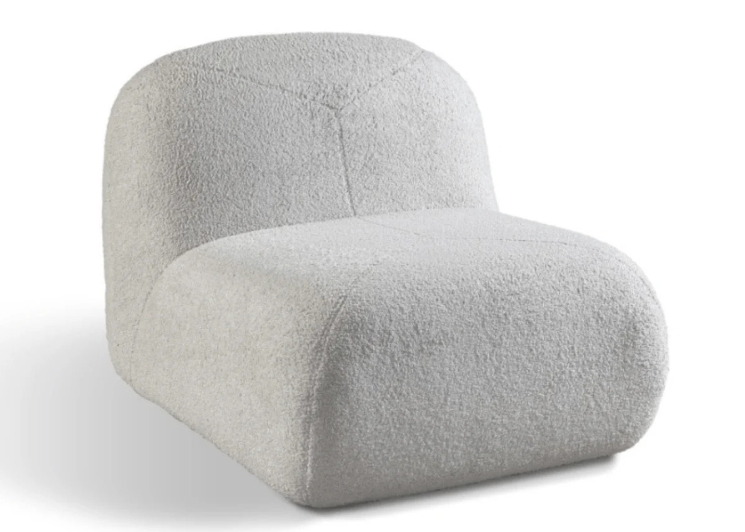 Poltrona design orgânico Kumura com curvas suaves e estrutura sem braços. Revestida em bouclé, oferece conforto visual e estilo contemporâneo para salas modernas.
