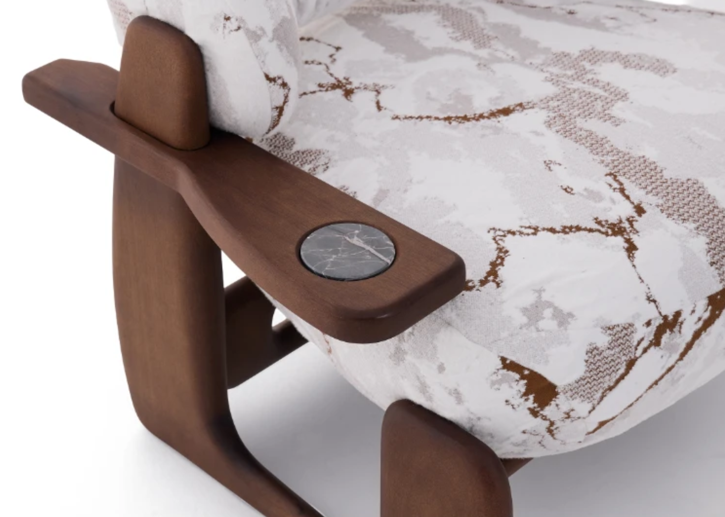 Poltrona Élle com detalhes no braço e apoio em mármore, apresentando design encantador e sofisticado, ideal para compor ambientes elegantes e refinados.