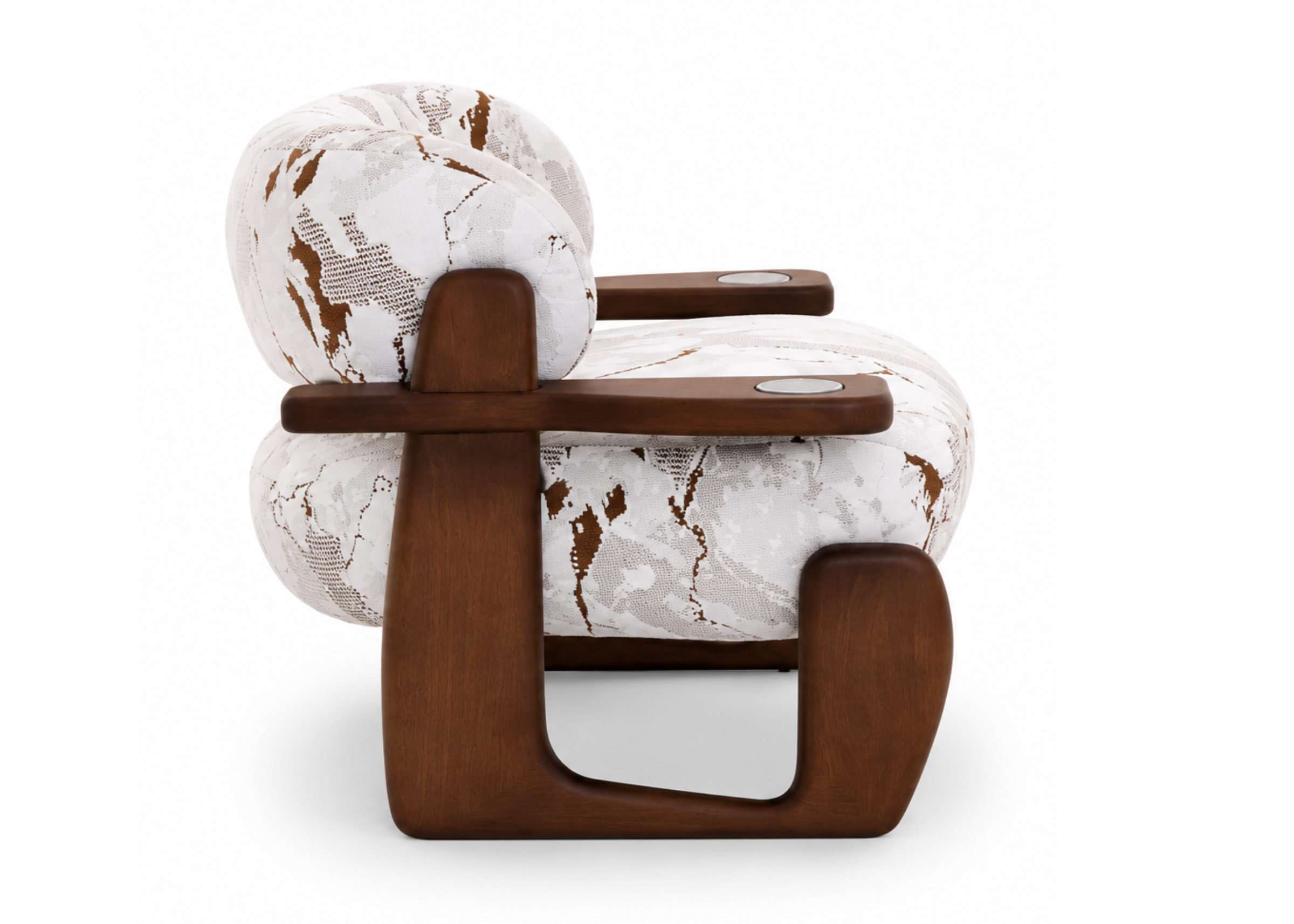 Poltrona Élle em vista lateral com base em madeira resistente, apresentando design elegante e sofisticado, ideal para compor ambientes modernos e acolhedores.