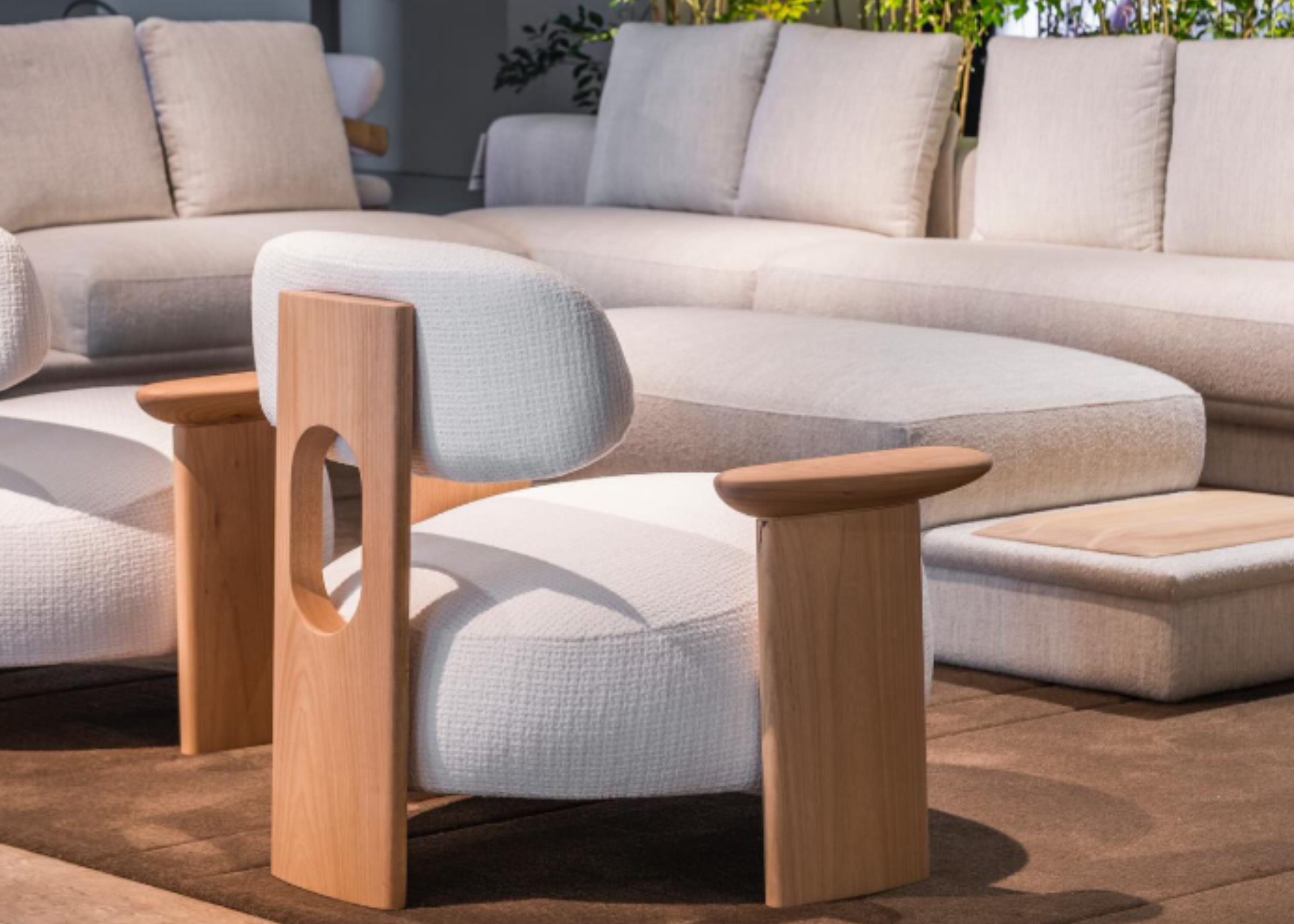 Poltrona Equilíbrio em tecido linho branco, com design contemporâneo e proporções elegantes, perfeita para compor ambientes sofisticados com conforto e leveza visual.