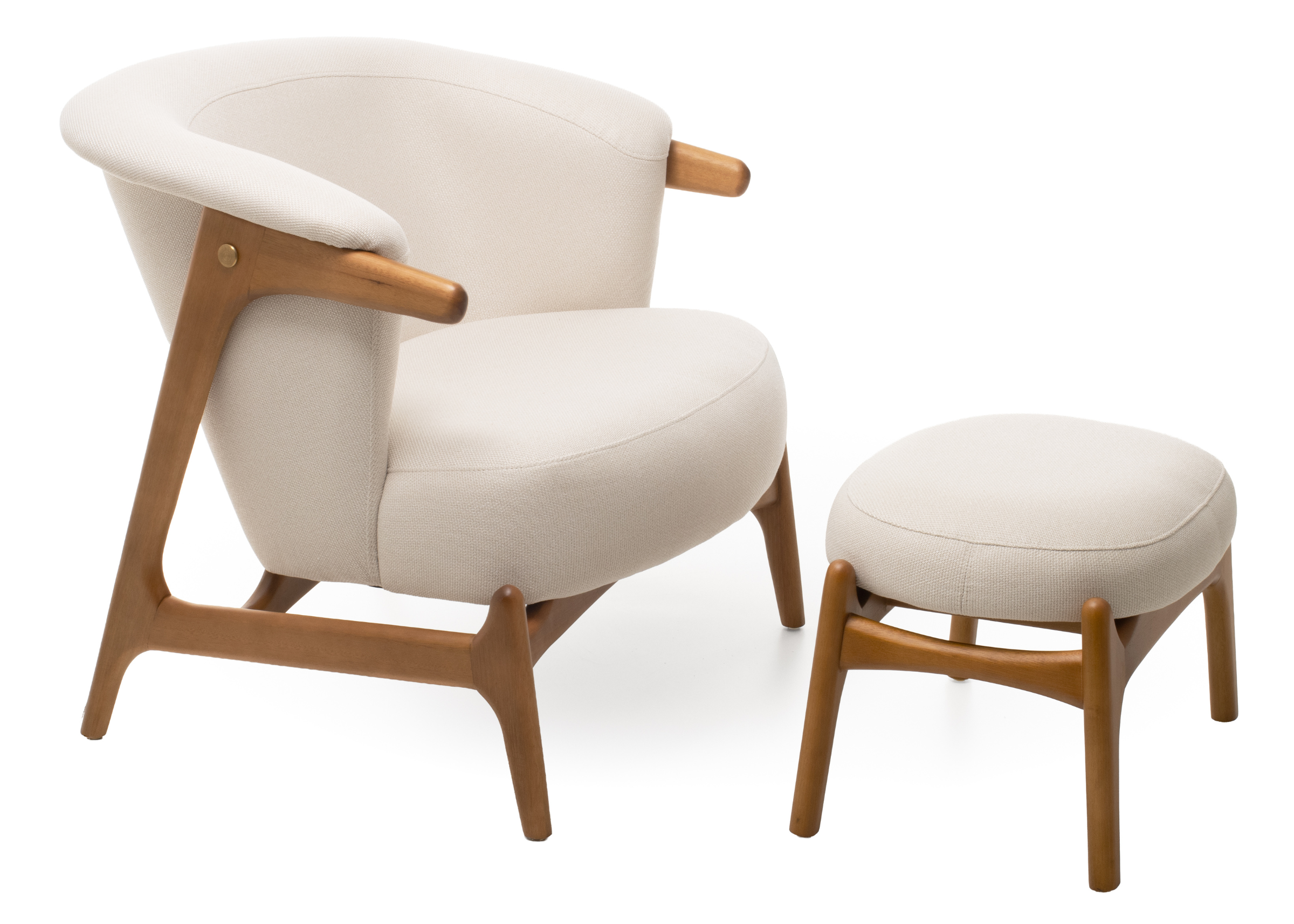 Poltrona estofada com puff modelo Ninho, base em madeira e design moderno, ideal para compor salas de estar elegantes.