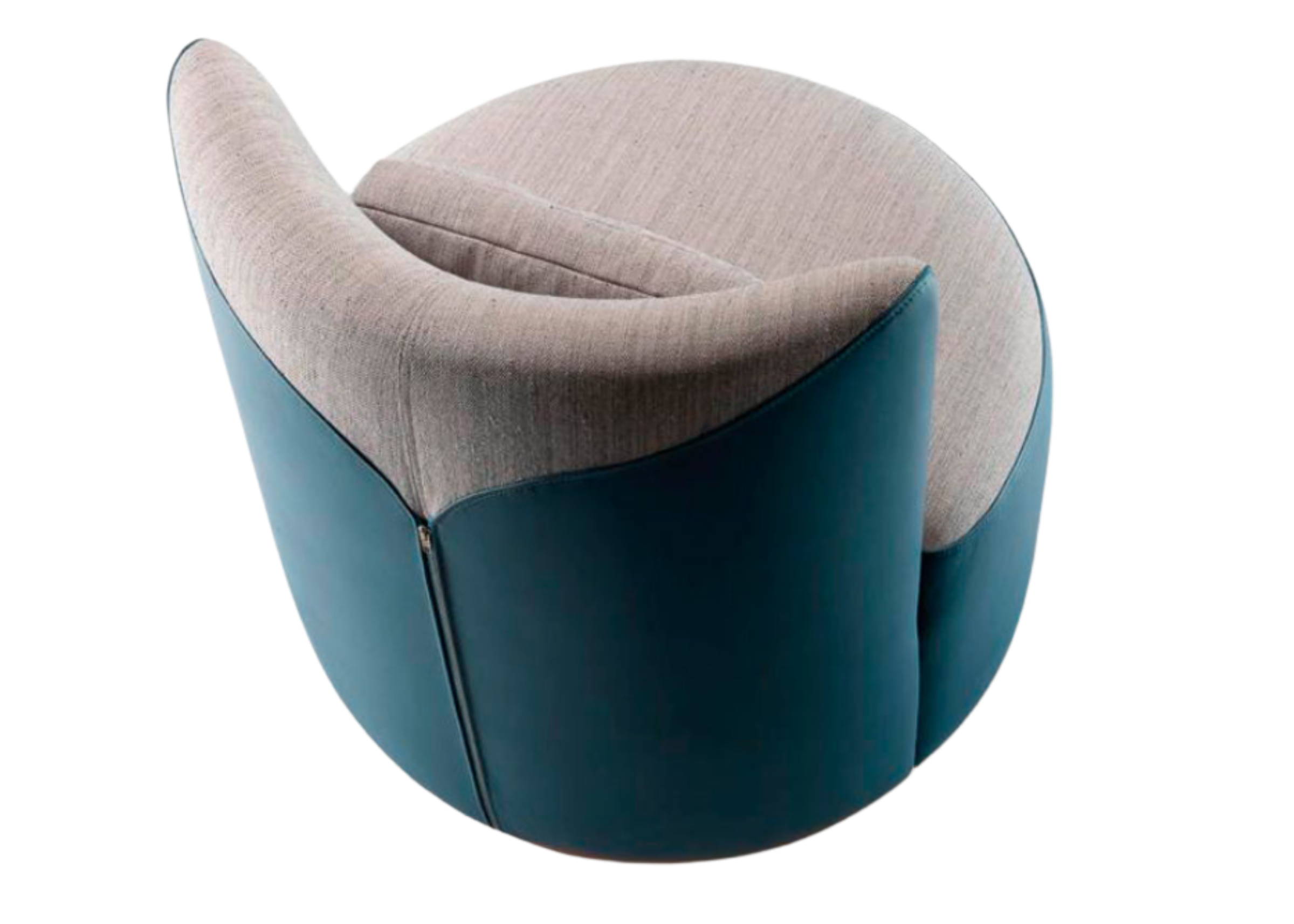 Poltrona giratória decorativa para sala de estar, em veludo azul, trazendo conforto e um toque de elegância ao ambiente.