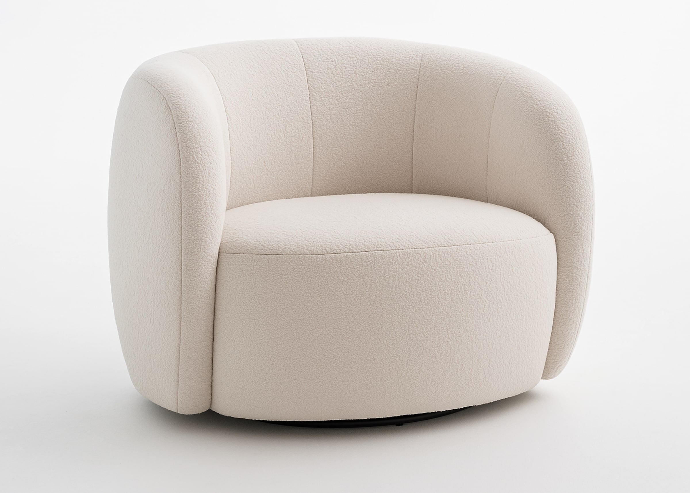 Poltrona Ema com base giratória. Conforto e design orgânico em tecido bouclé.