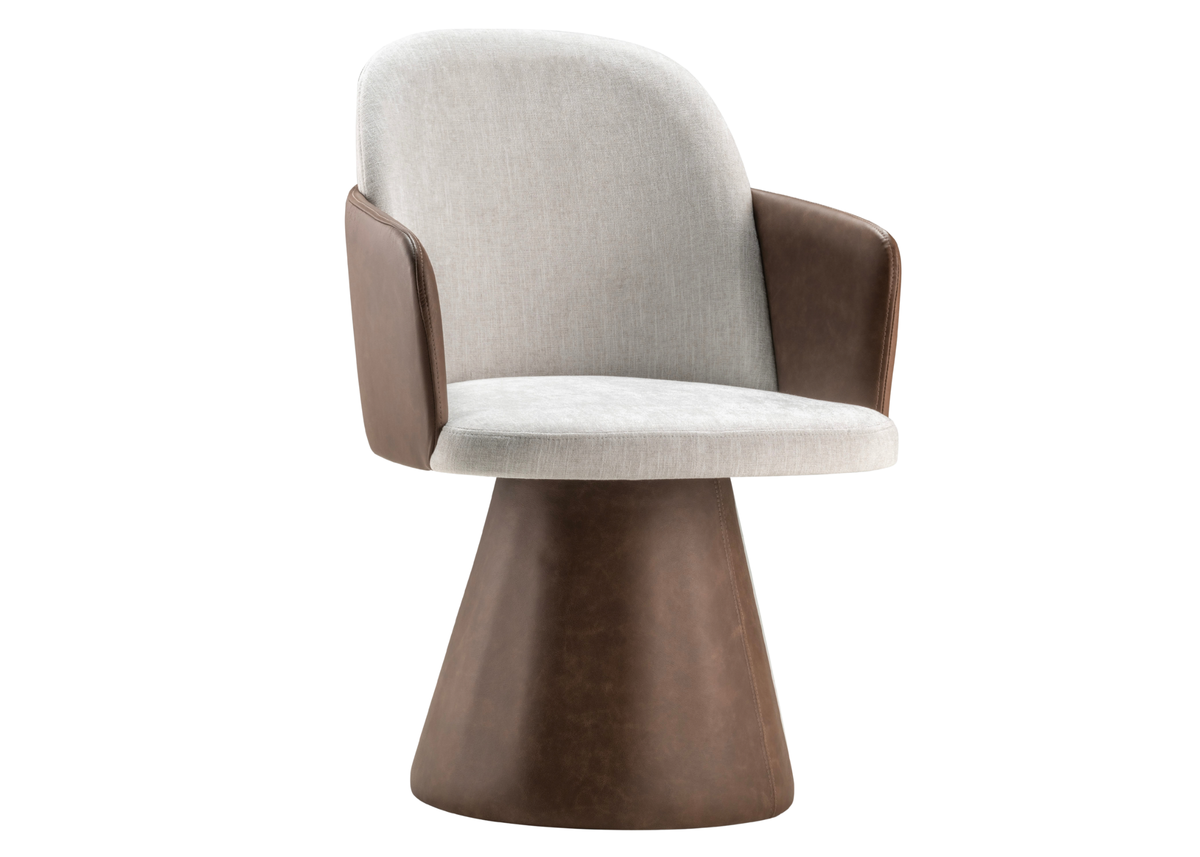 Poltrona giratória Evenn com braço, base e revestimento em couríssimo marrom, apresentando design elegante e sofisticado, ideal para ambientes modernos e refinados.