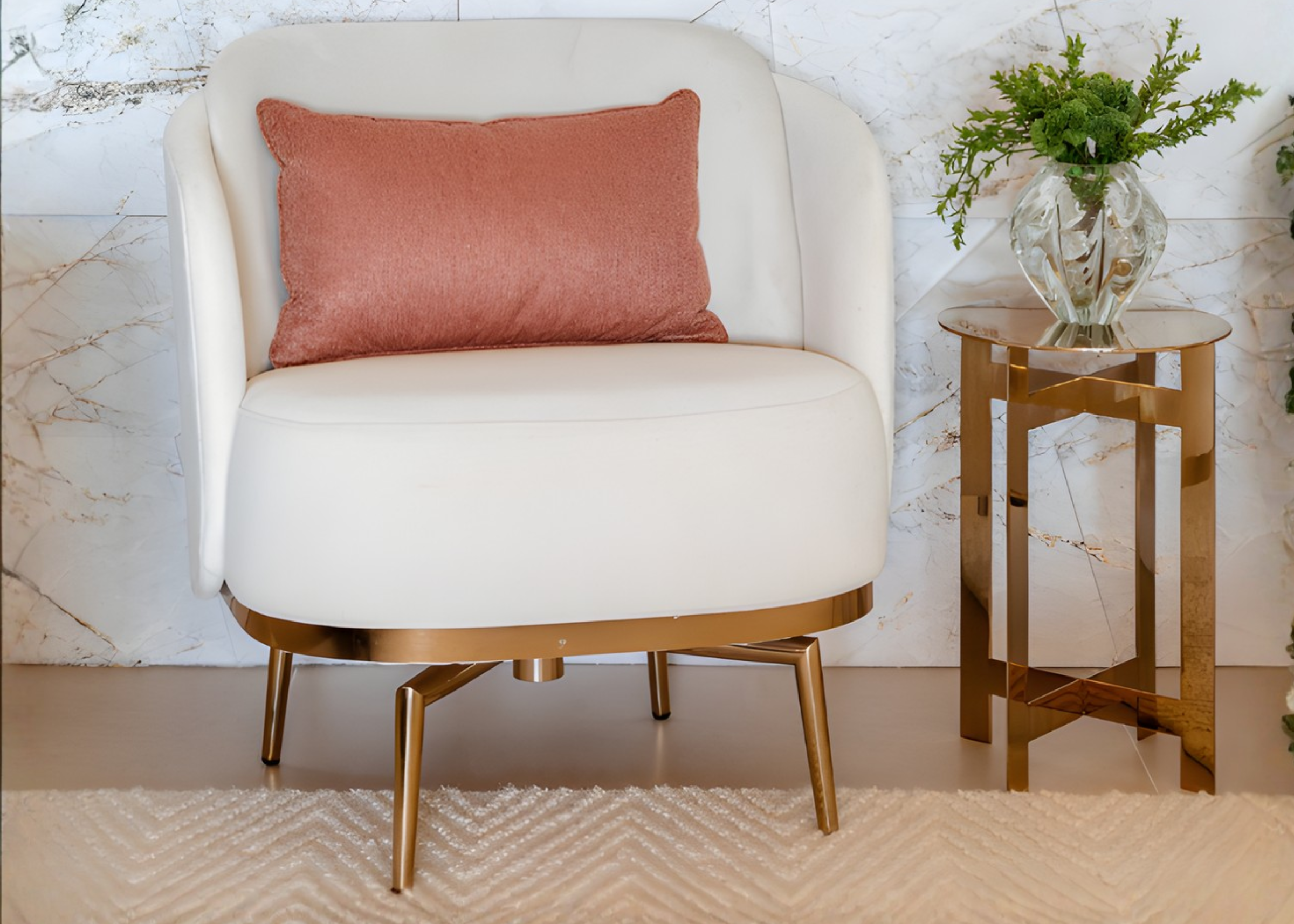 Poltrona giratória Havena em tecido off-white, destacada em sala de estar sofisticada, unindo conforto e design elegante.