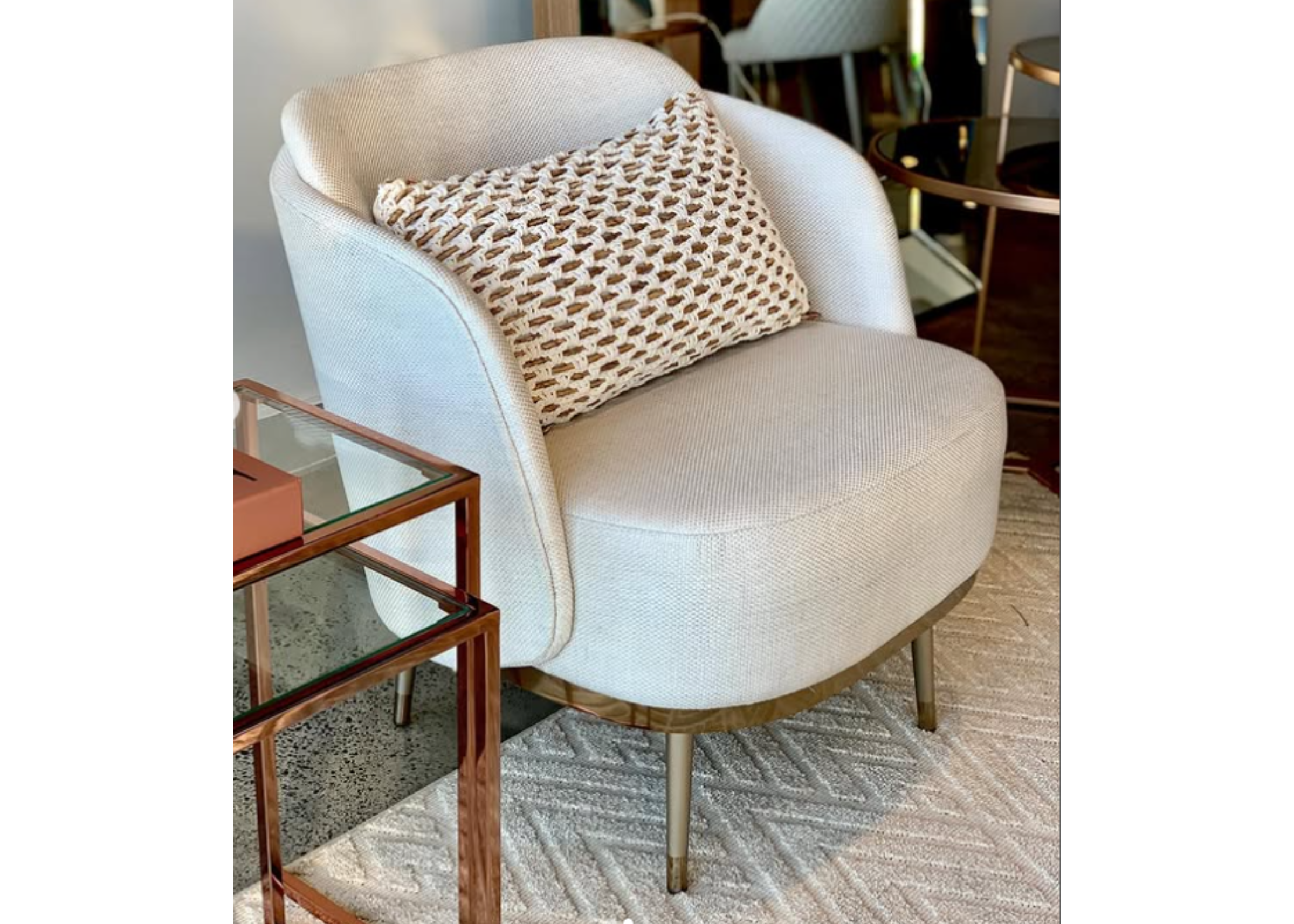 Poltrona giratória Havena revestida em linho off-white com base dourada, destacando elegância, conforto e sofisticação no ambiente.