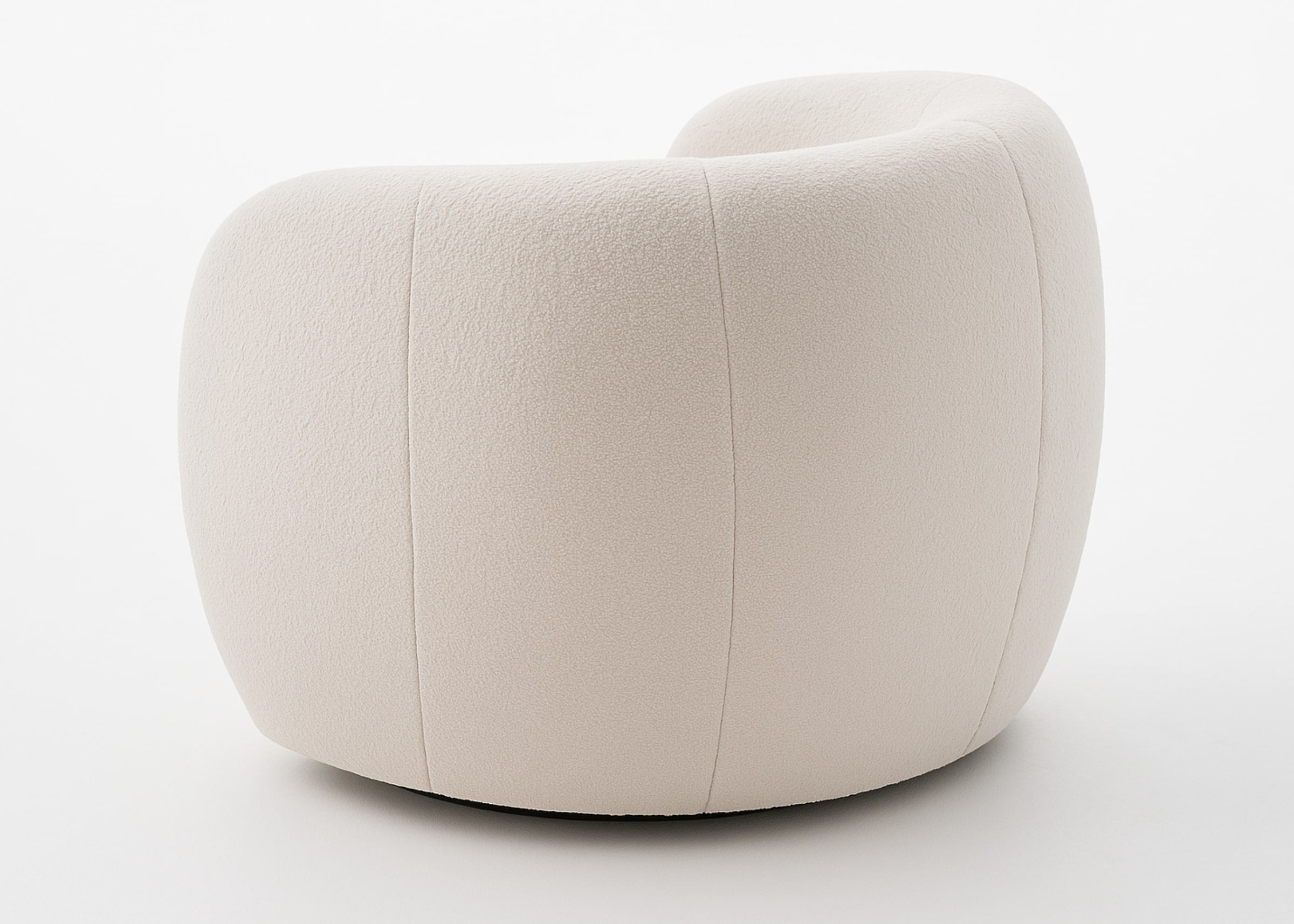 Poltrona giratória de design orgânico, perfeita para compor ambientes modernos e luxuosos.