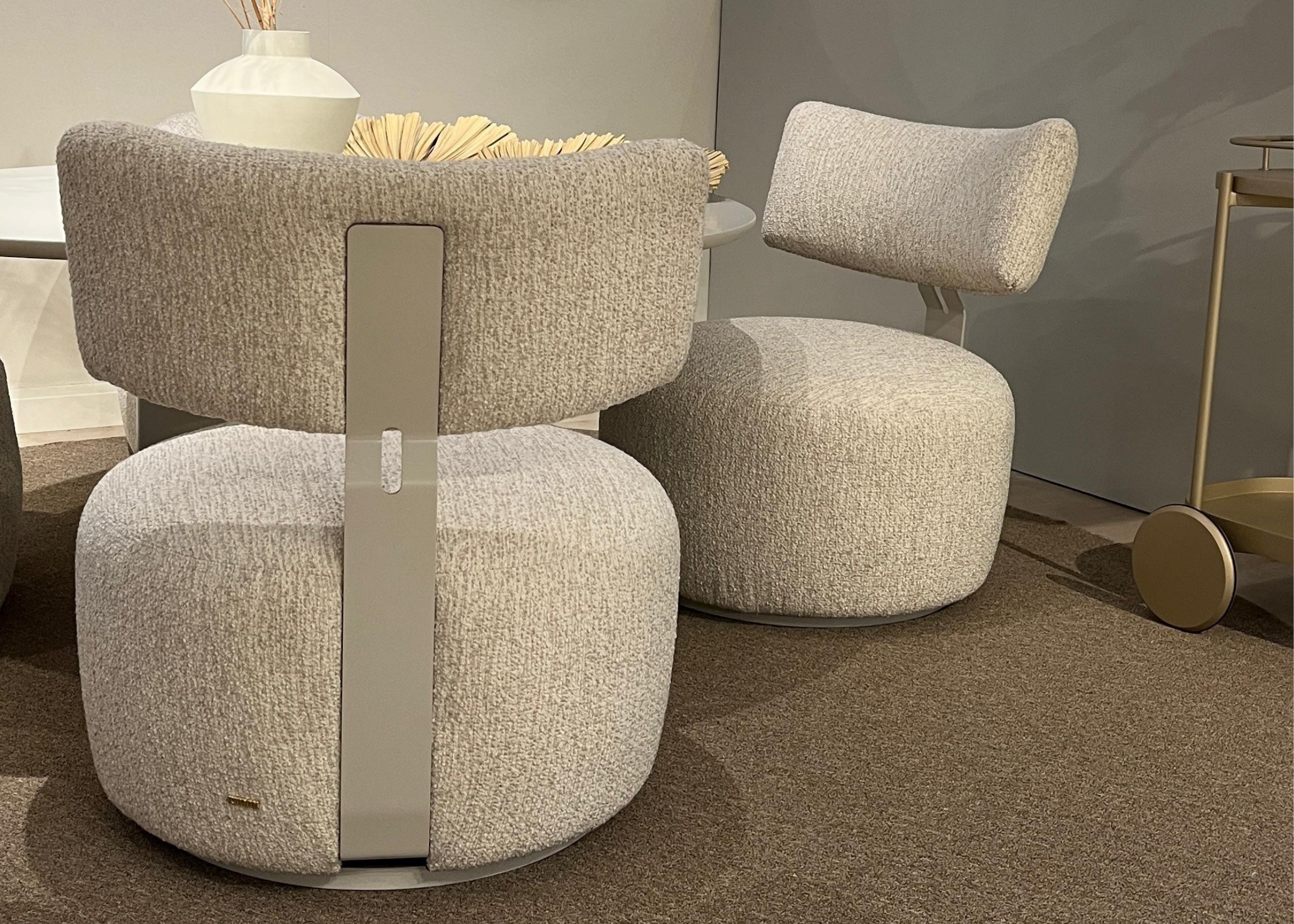 Poltrona giratória para sala em linho bege claro, modelo Breno, com design confortável e moderno, ideal para decorar espaços contemporâneos.