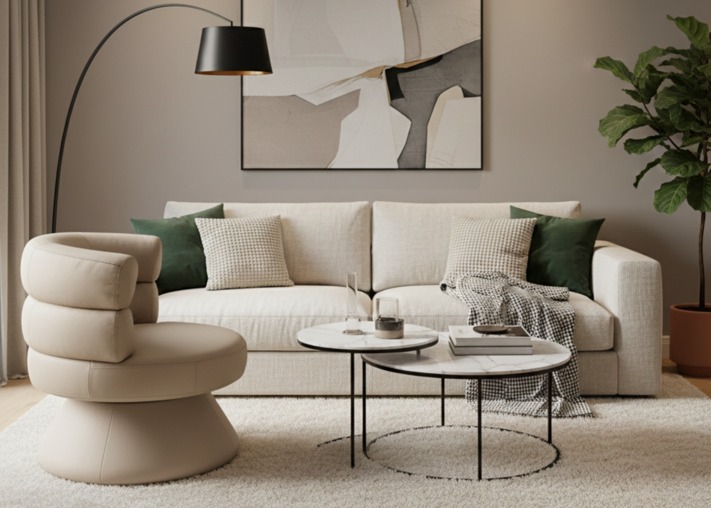 Poltrona giratória moderna em couro natural bege claro modelo Piemonte, apresentada em sala de estar aconchegante.