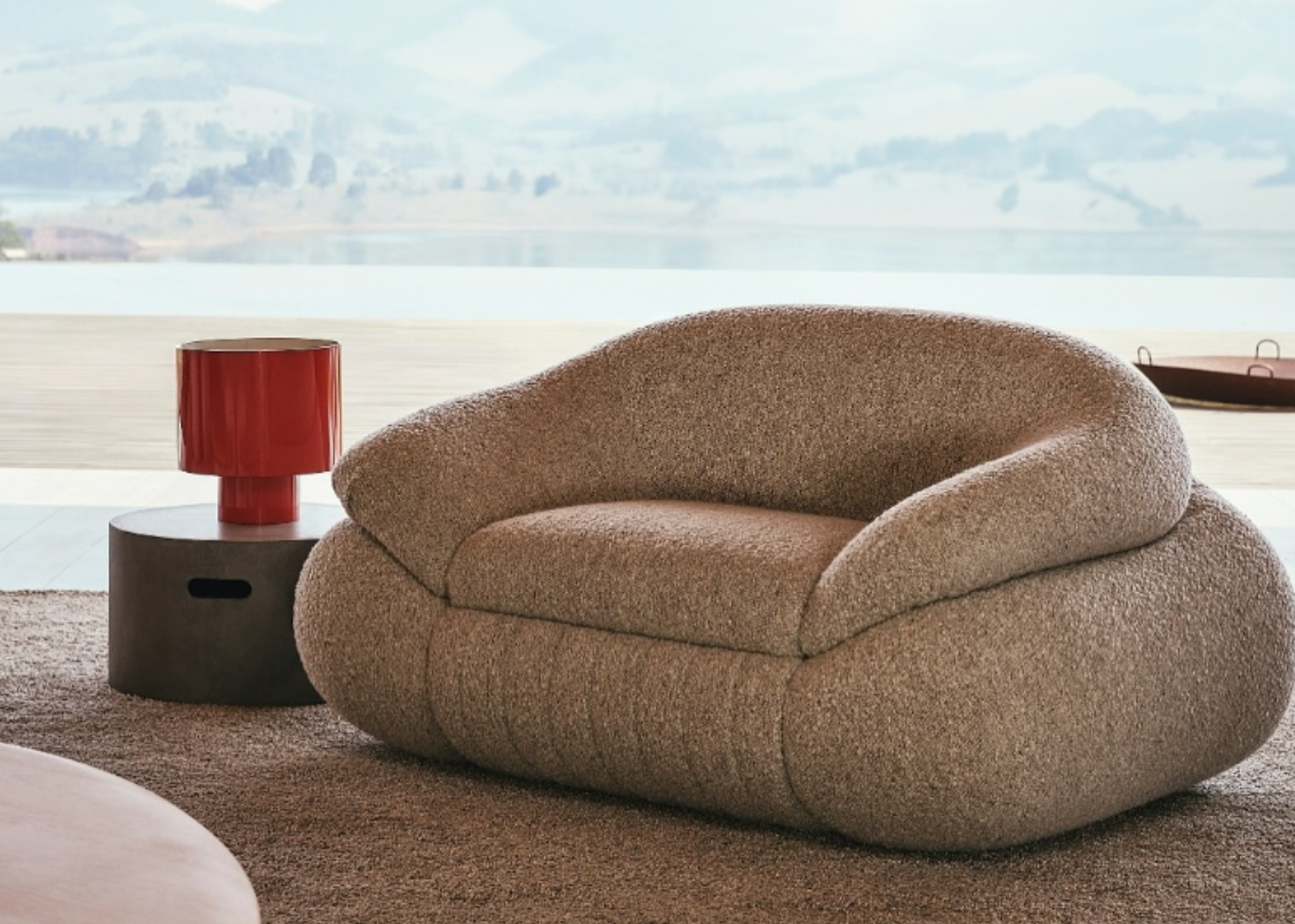 Poltrona Jubarte em sala de estar elegante, oferecendo conforto, sofisticação e design contemporâneo para ambientes acolhedores.