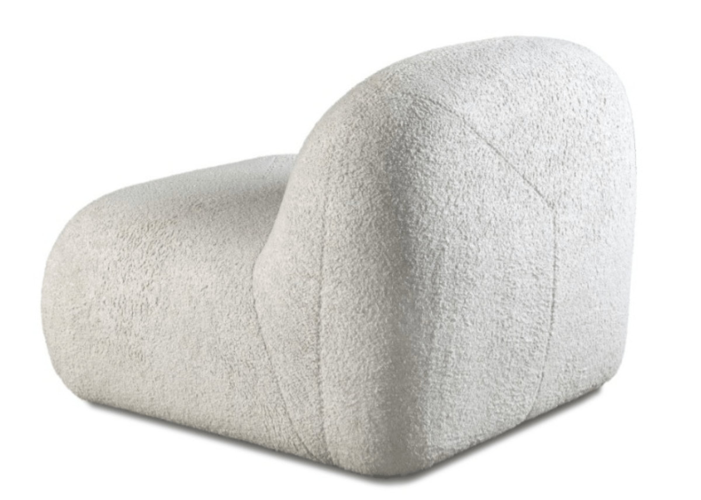 Vista traseira da Poltrona Kumura com design orgânico e acabamento em bouclé off-white. Estrutura curva e sem braços, ideal para salas modernas.