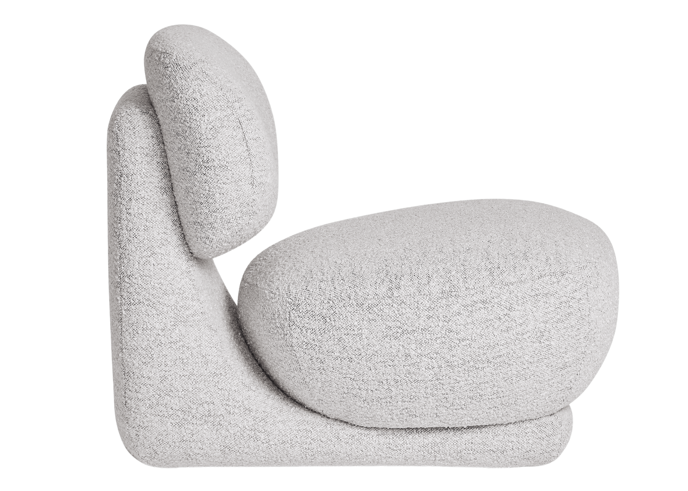 Poltrona Lofty em vista lateral, com assento e encosto confortáveis e design elegante, ideal para ambientes sofisticados e acolhedores.