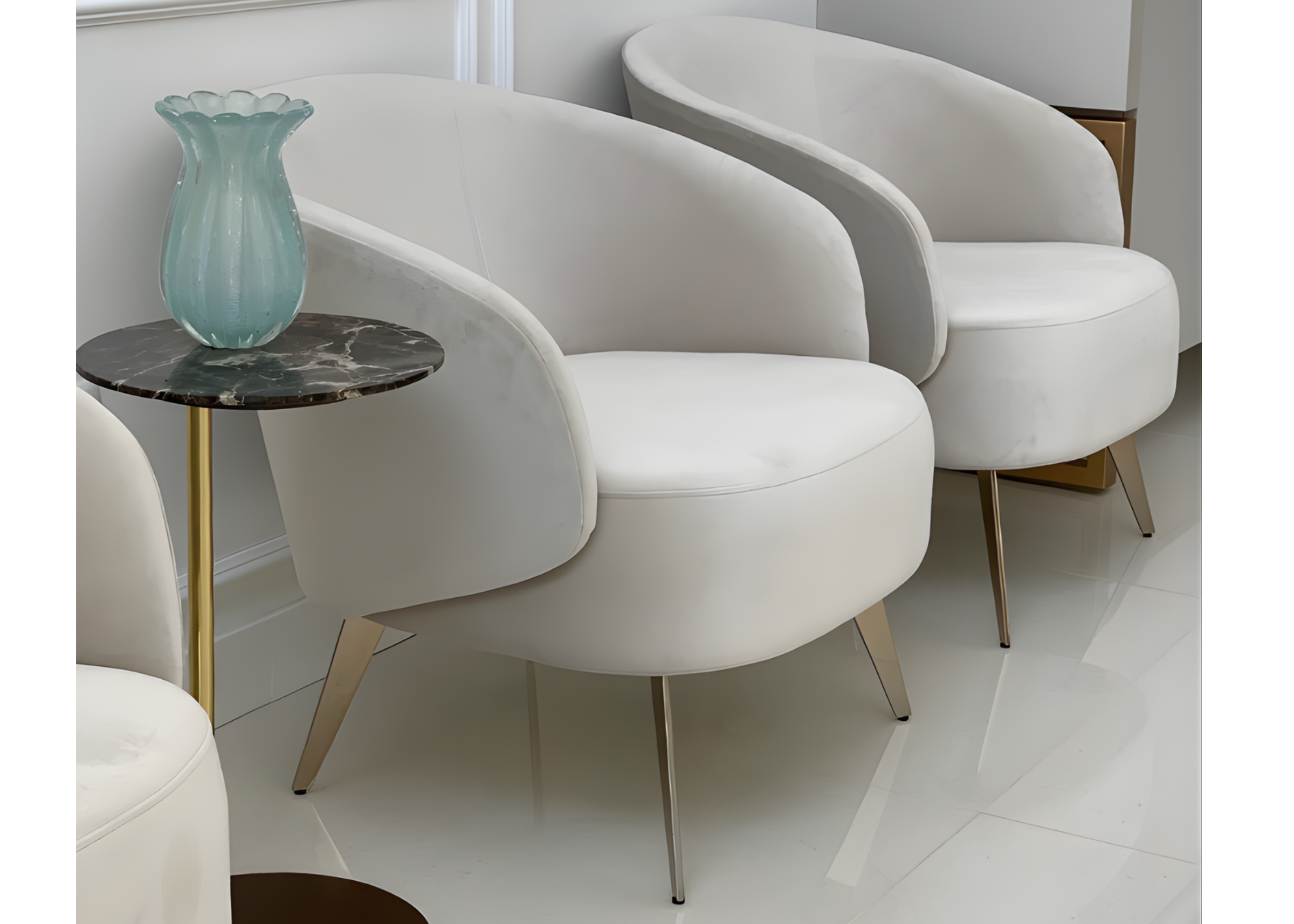 Poltrona Lola com revestimento off-white e base dourada, combinando luxo, conforto e sofisticação no ambiente.