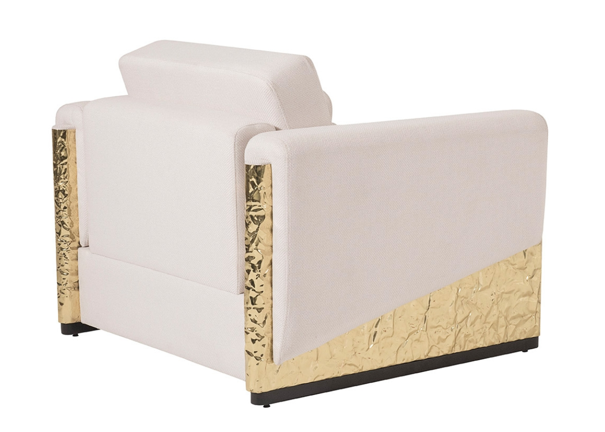 Poltrona Luxor em latão com destaque para o design das costas e detalhes que valorizam o conforto e a elegância, ideal para compor ambientes sofisticados e acolhedores.