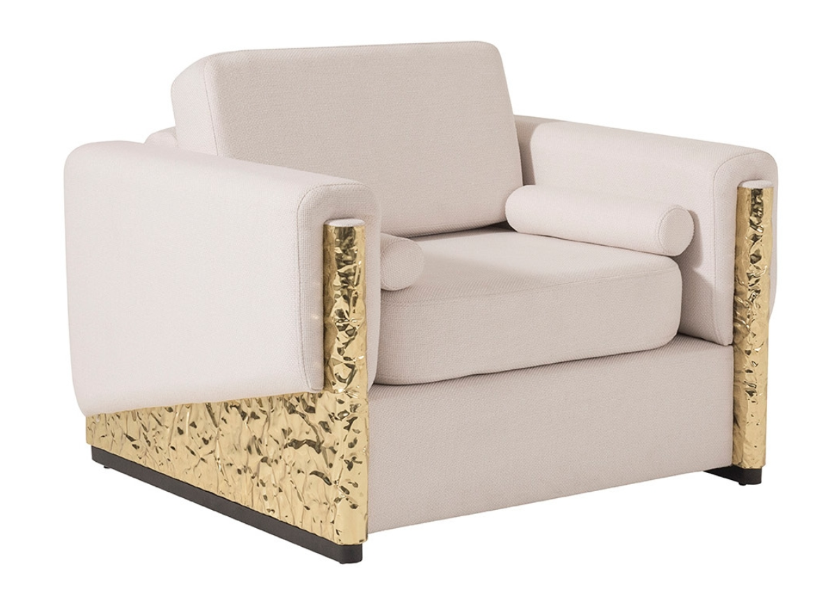 Poltrona Luxor em latão com detalhe lateral dourado em latão batido e almofada decorativa, apresentando design elegante e sofisticado, ideal para compor ambientes refinados.