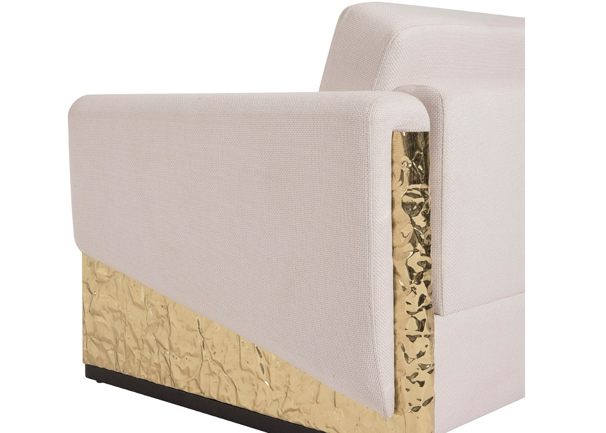 Poltrona Luxor em latão com detalhes encantadores e design sofisticado e imponente, ideal para compor ambientes elegantes e refinados.