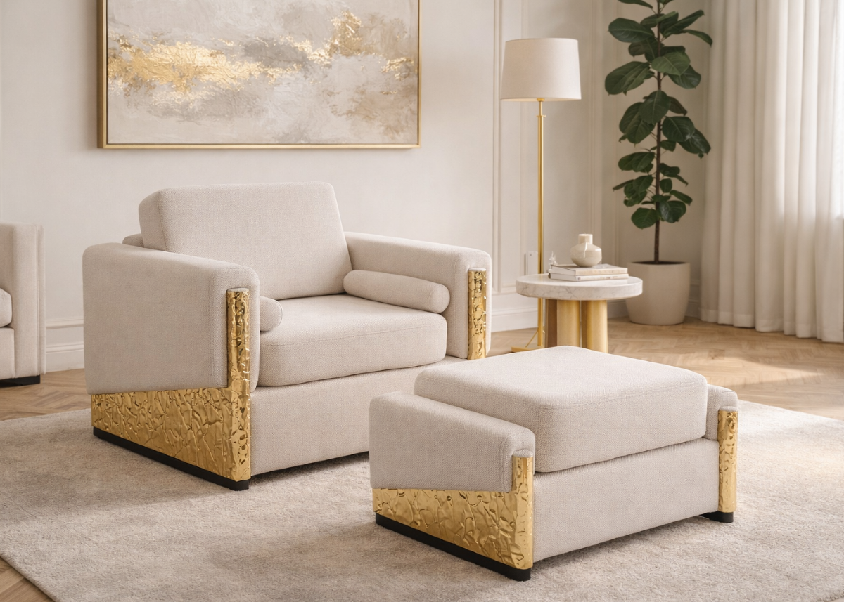 Poltrona Luxor em latão em sala moderna com design sofisticado e confortável, ideal para compor ambientes elegantes e acolhedores.