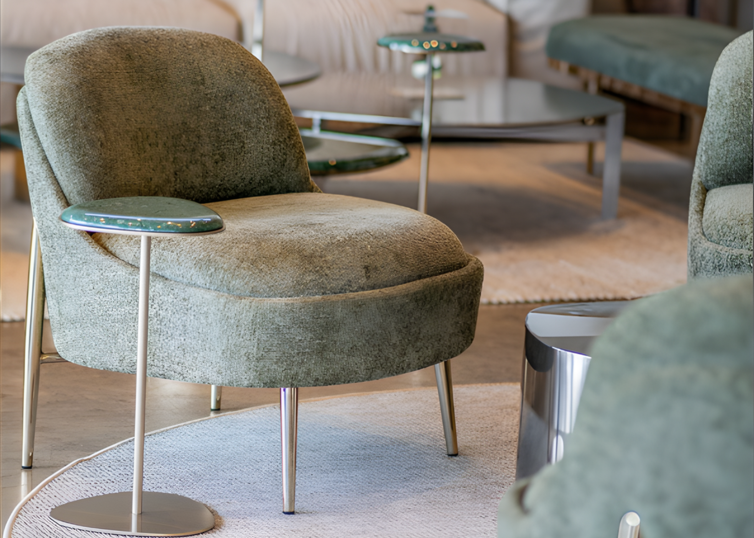 Poltrona Lys estofada em tecido bouclé verde oliva, oferecendo conforto e sofisticação para a sala de estar.