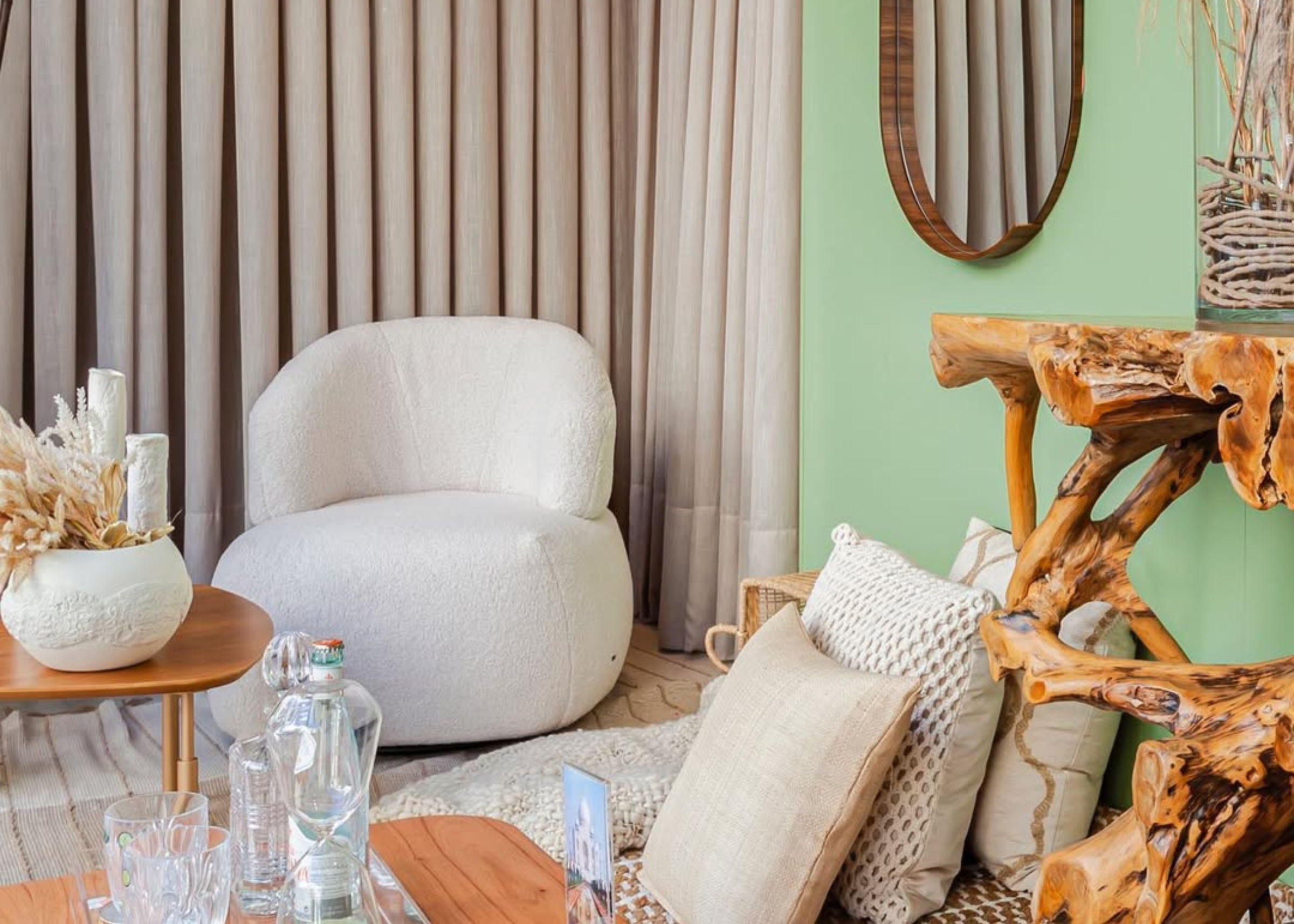 Poltrona Matteo em boucle branco com base fixa, design elegante e aconchegante. Perfeita para ambientes contemporâneos e sofisticados.