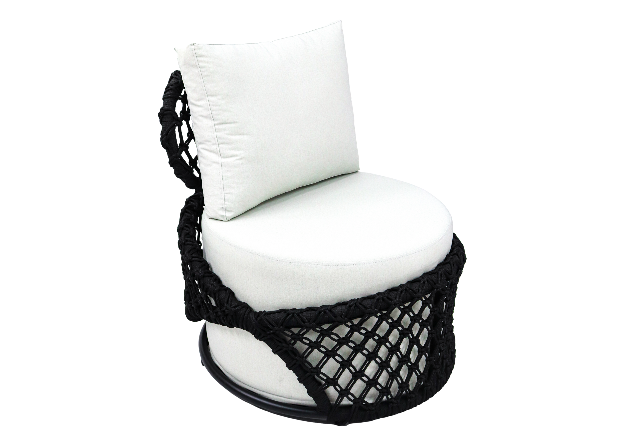 Poltrona modelo Concha com puff em corda náutica e tecido impermeável. Móvel para área externa.
